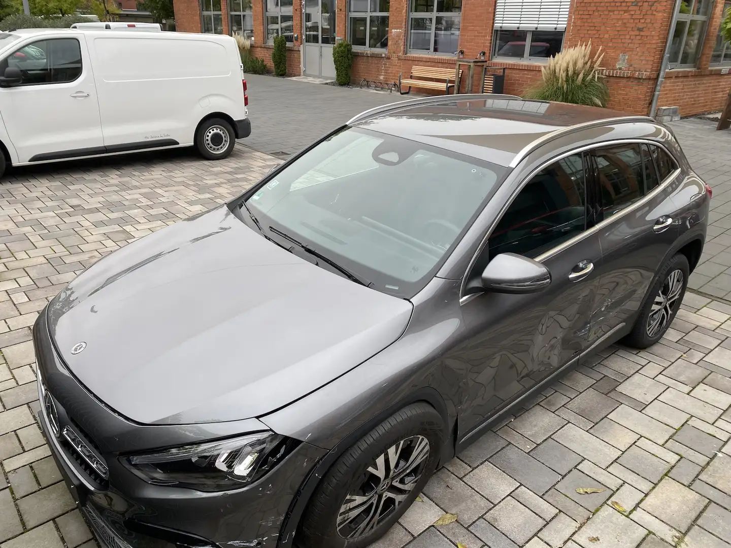 Mercedes-Benz GLA 250 4M Progressive Advanced+/ Grau - 2