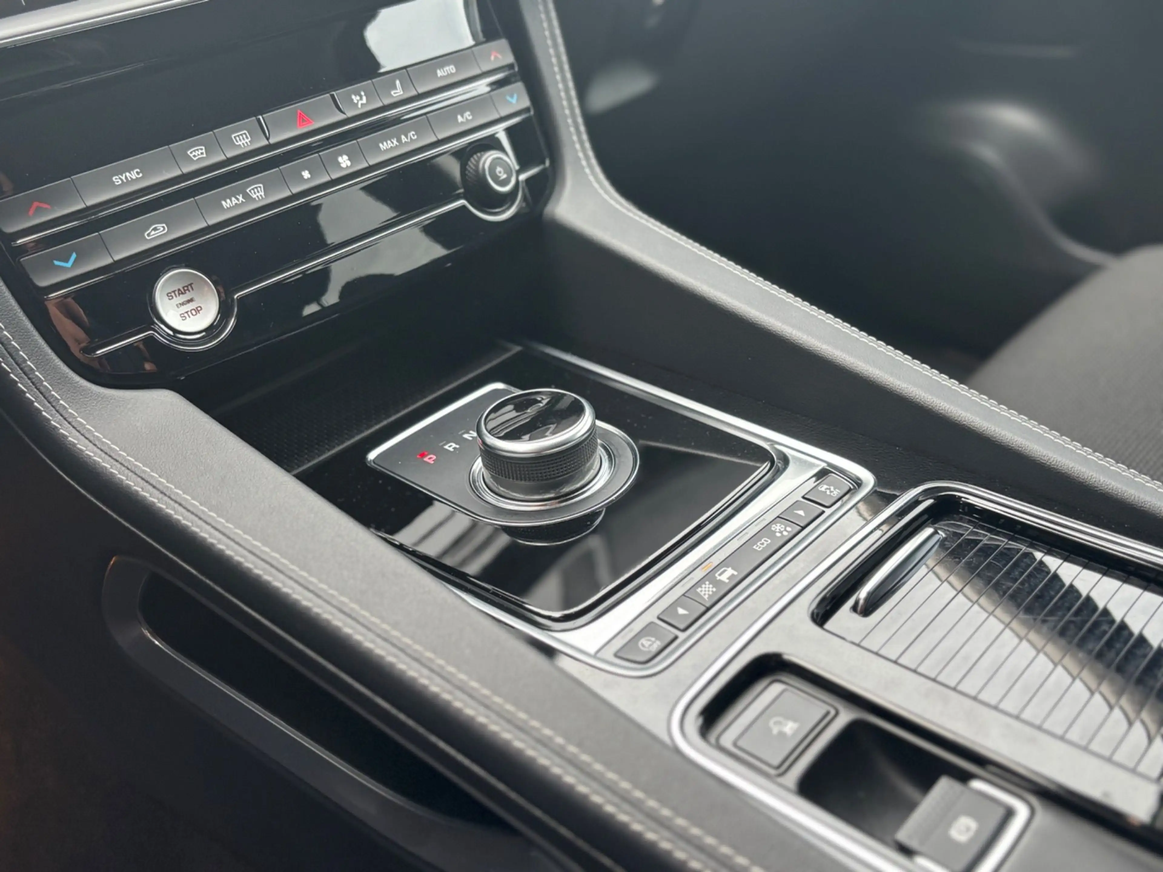 Jaguar F-Pace F-PACE*25t*R-Sport*AWD*LED*Navi*ACC* — photo 13