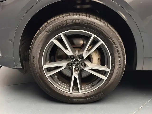 Audi Q5 view 9