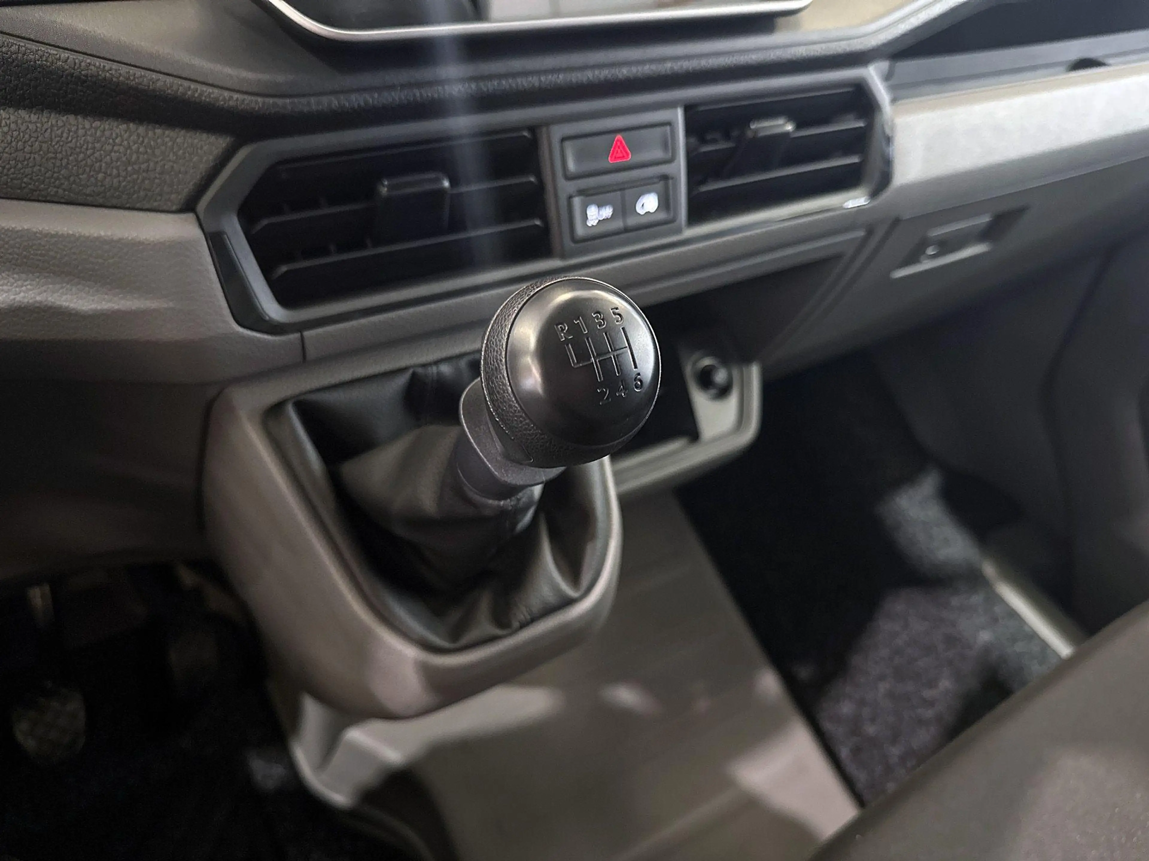 Volkswagen Crafter 2.0 TDI L3H3 Highline 140 PK | Airco | Trekhaak | — photo 8