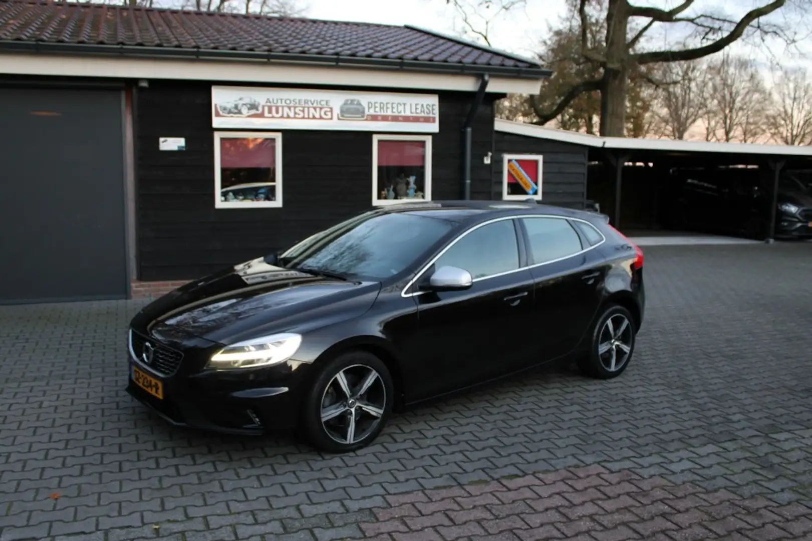 Volvo V40 2.0 T4 R-DESIGN 190PK Stoelverwarming navi Nero - 1