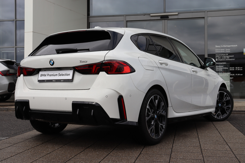 BMW 120 1 Serie M Sport Automaat / Sportstoelen / M Adapti — photo 11