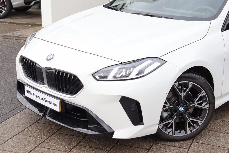 BMW 120 1 Serie M Sport Automaat / Sportstoelen / M Adapti — photo 2