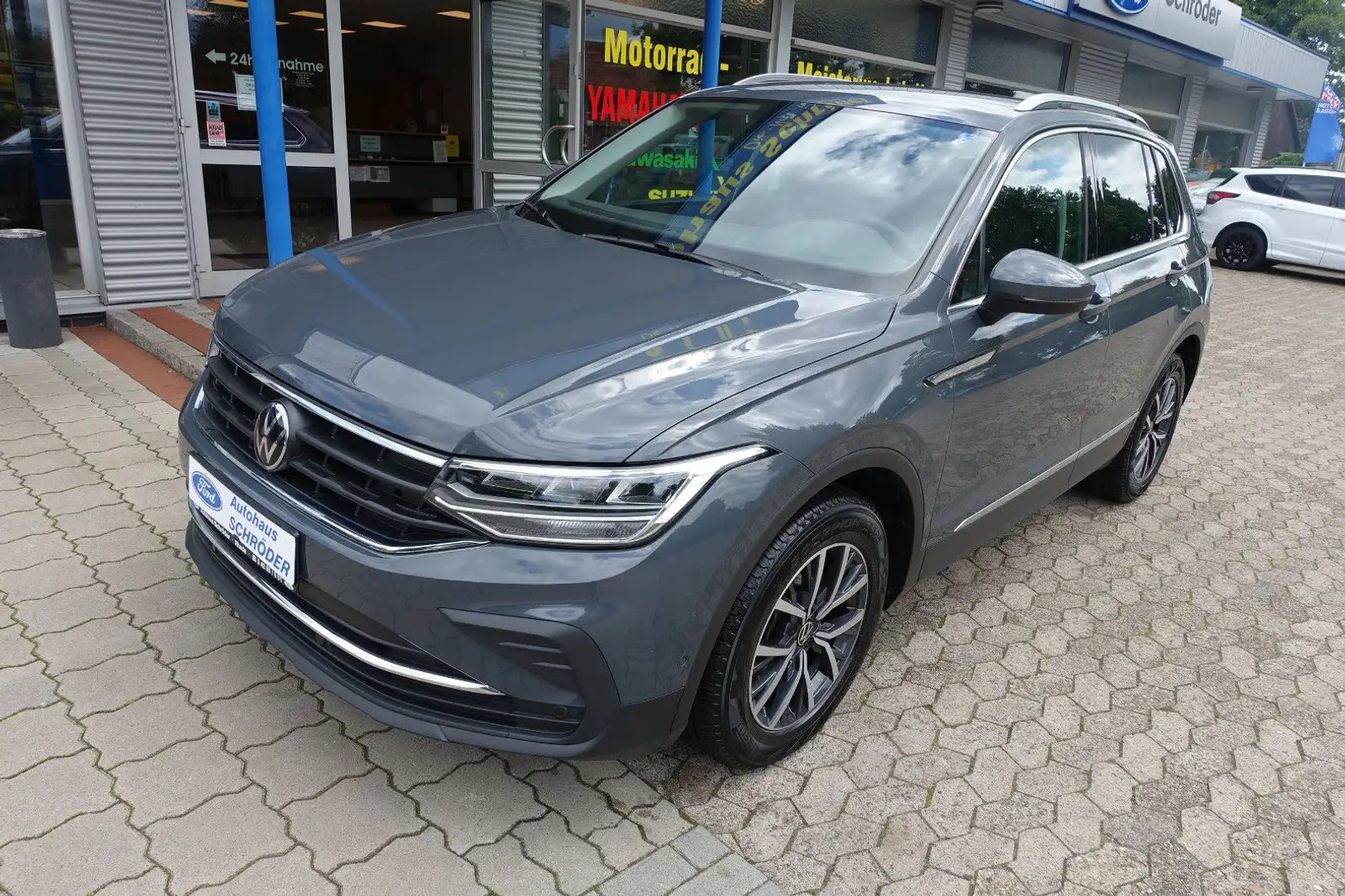 Volkswagen Tiguan Life 2.0 DSG / AHK schwenkbar Gris - 2