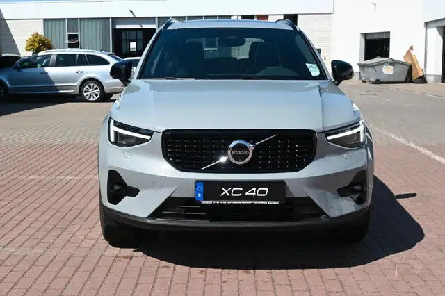 Volvo XC40 view 8