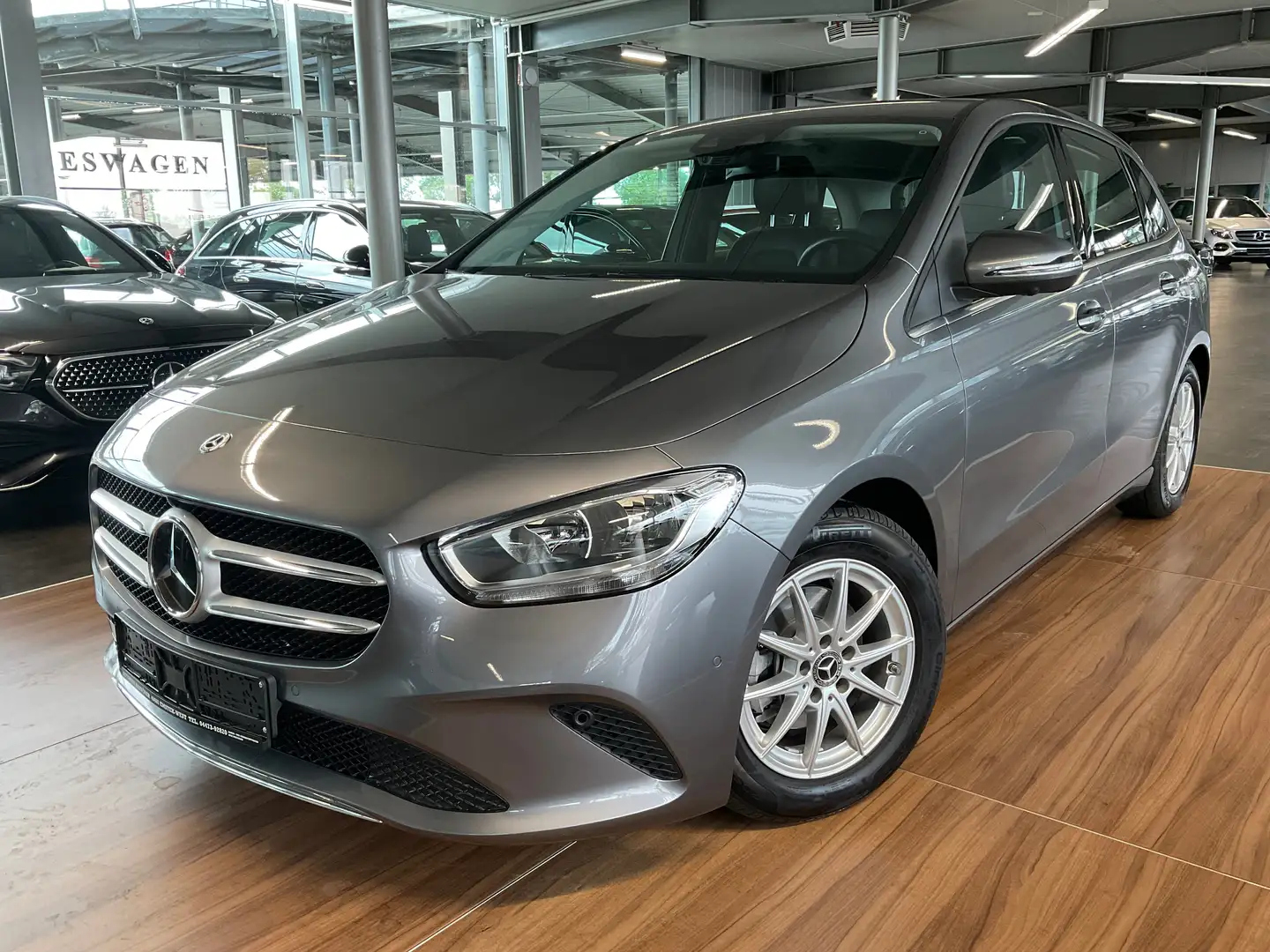 Mercedes-Benz B 180 B 180 Style DISTRO/360/MBUX/BUSINESS Grijs - 1