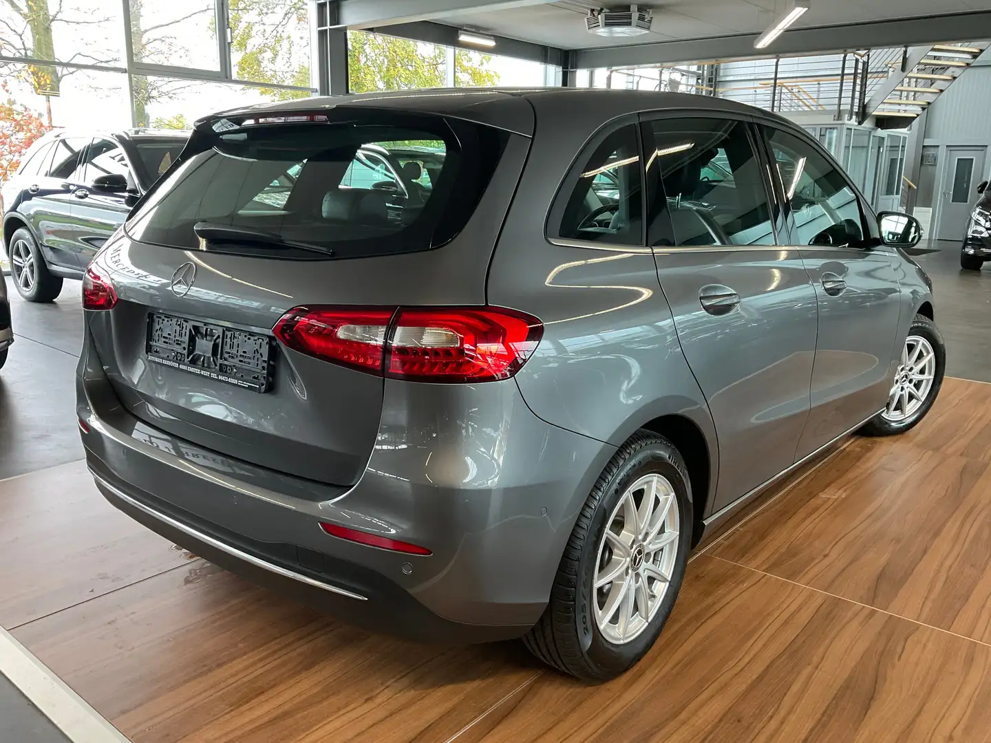 Mercedes-Benz B 180 B 180 Style DISTRO/360/MBUX/BUSINESS Grijs - 2