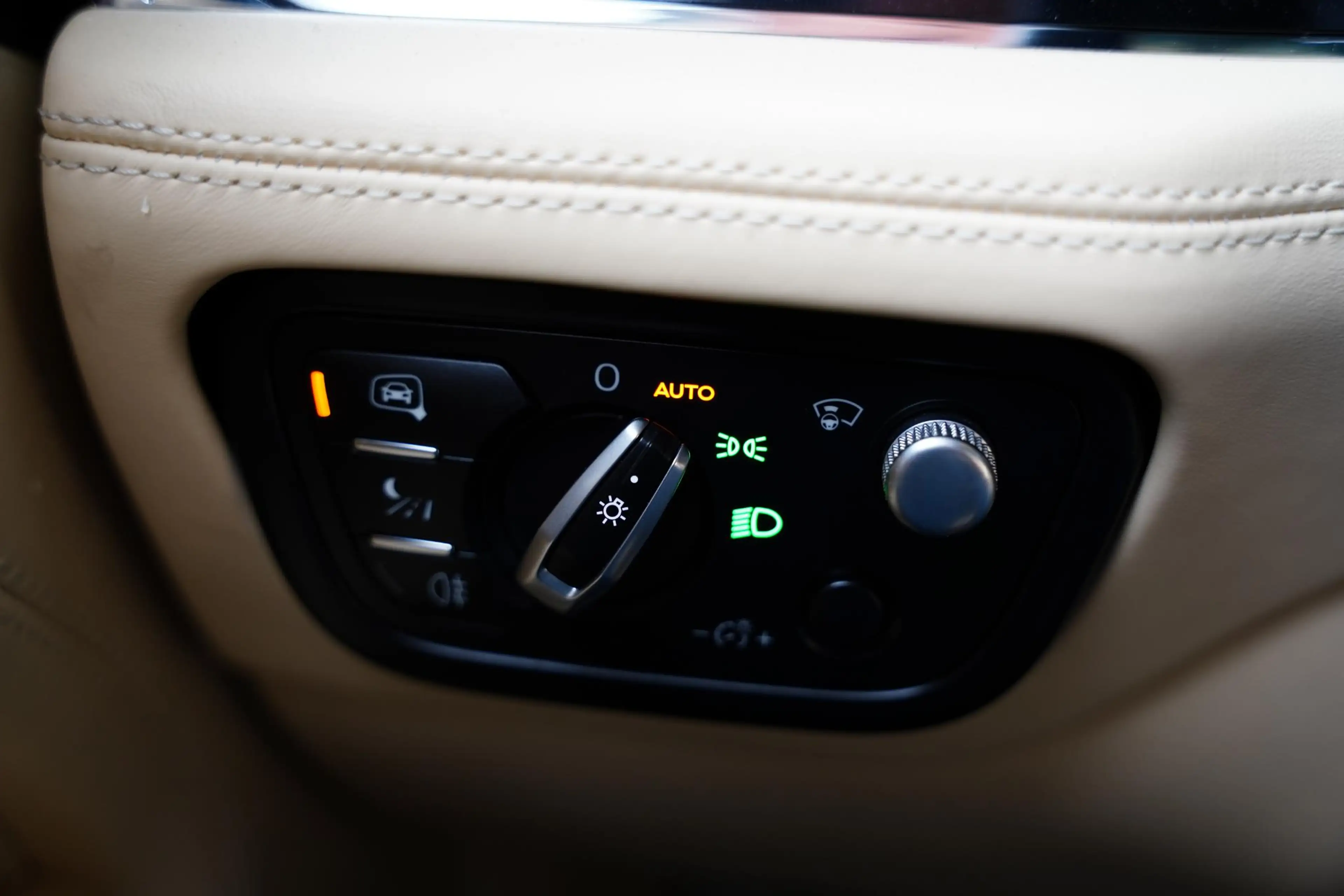 Bentley Bentayga 4.0 V8 / Beige Leder / NAIM — photo 22