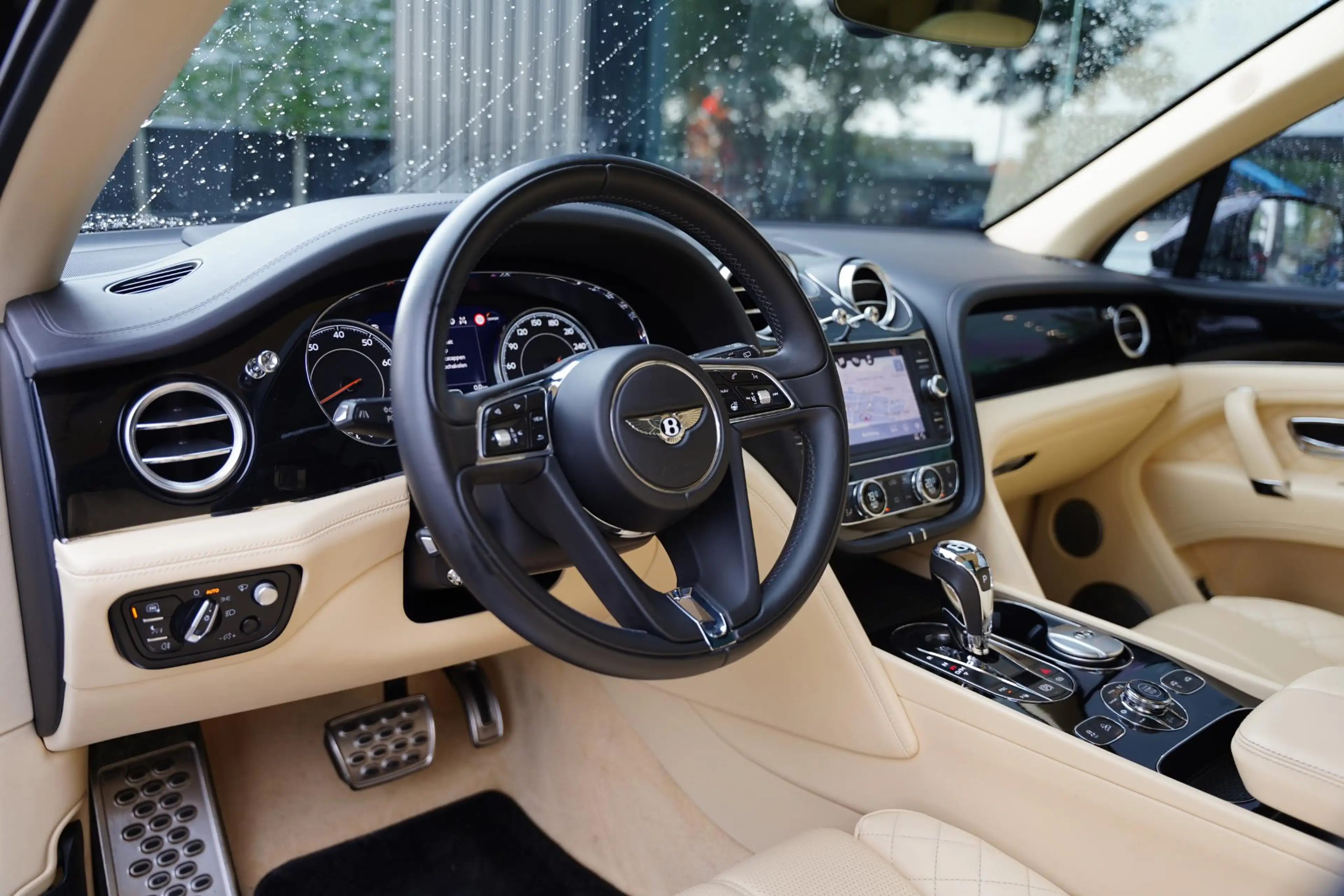Bentley Bentayga 4.0 V8 / Beige Leder / NAIM — photo 4