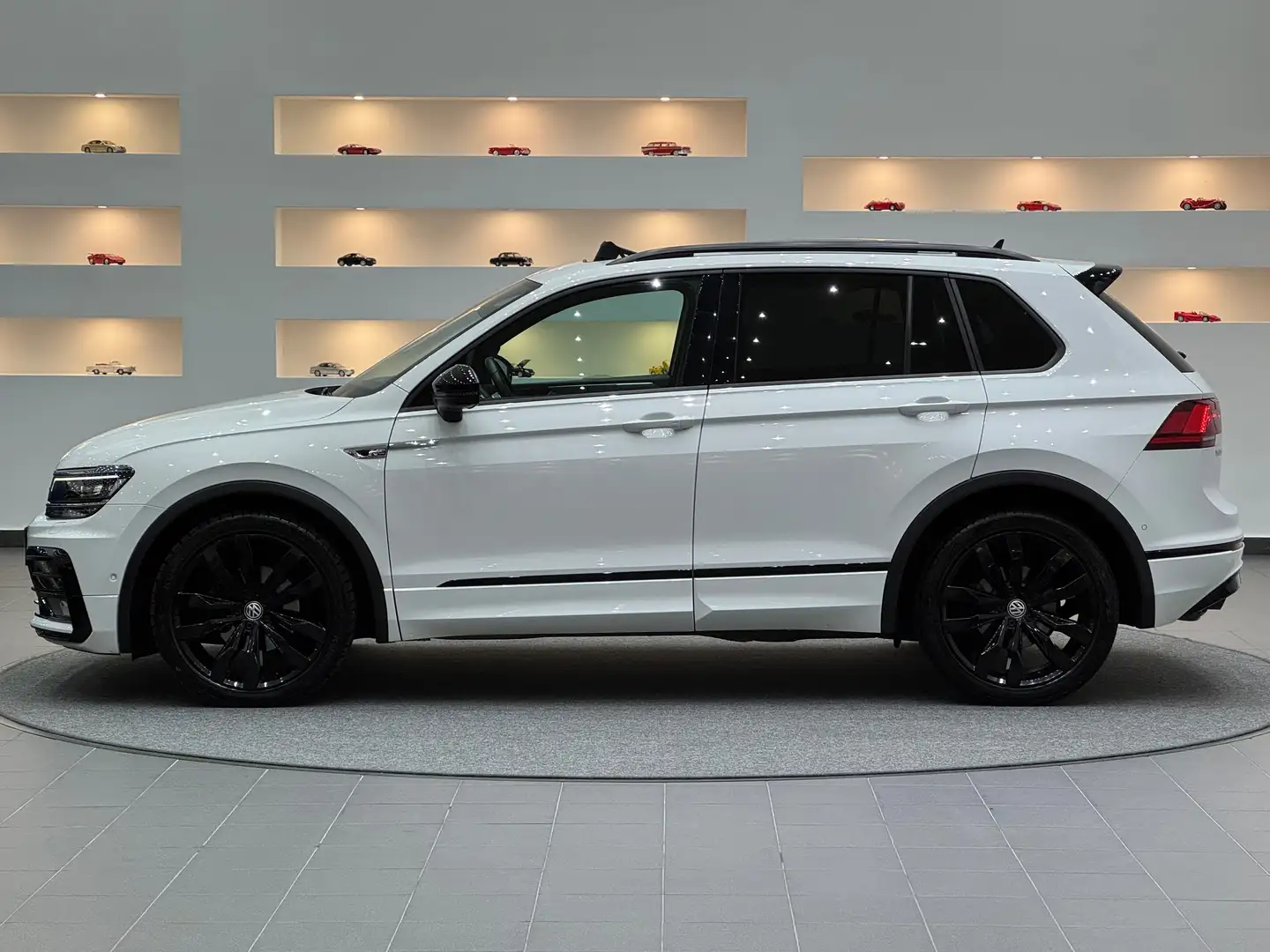 Volkswagen Tiguan 2.0 TDI 4-Motion Sky R-Line*Pano*Black&White*AHK* Wit - 2