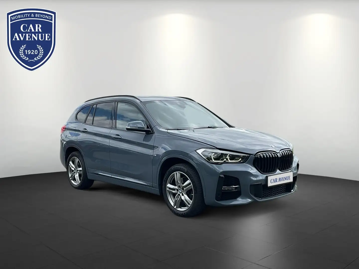 BMW X1 xDrive 20 i M Sport Grau - 2