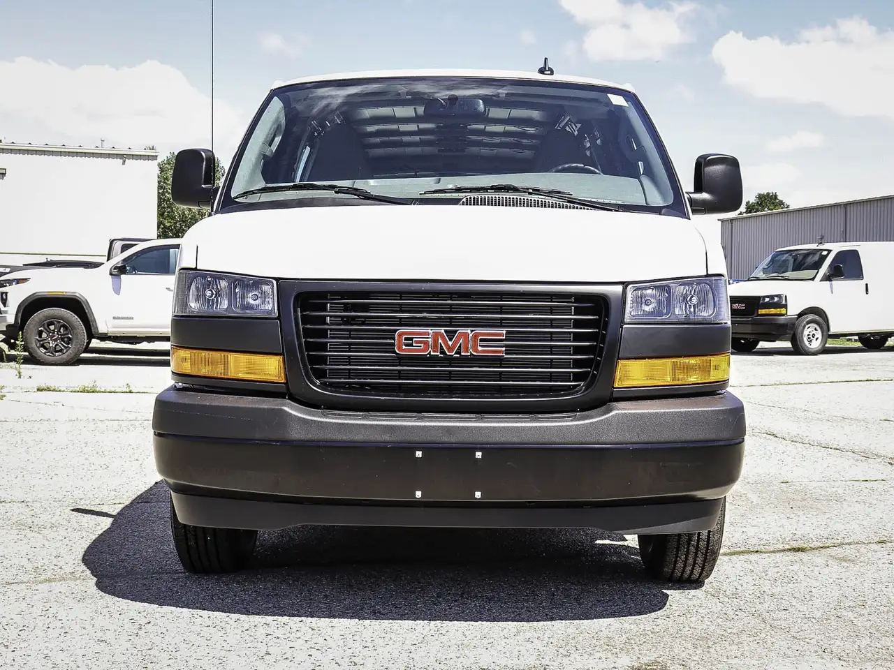 GMC Savana снимка GMC Savana