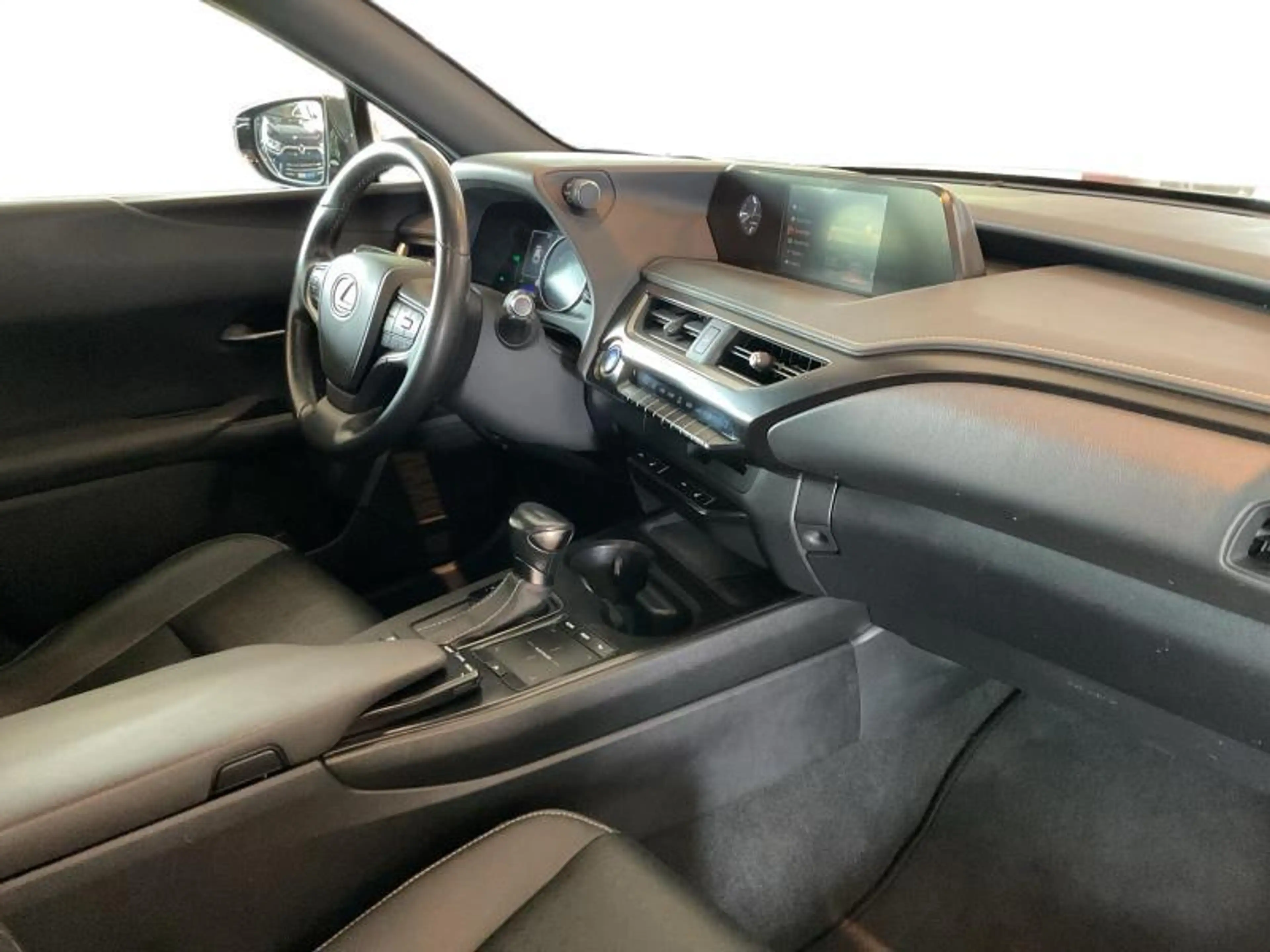 Lexus UX 250h Black Line — photo 6