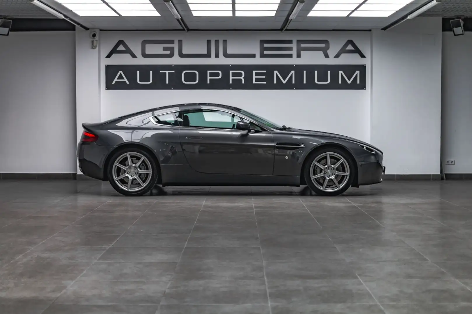 Aston Martin Vantage Plateado - 2