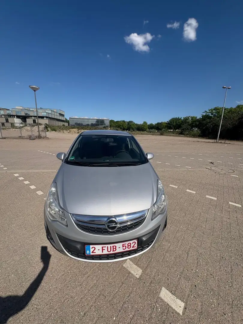 Opel Corsa 150 jaar editie 1.4 benzine 2013 topstaat Zilver - 1