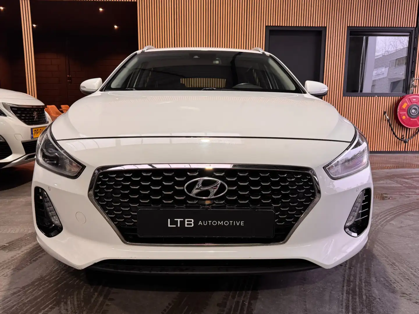 Hyundai i30 Wagon 1.4 T-GDI Premium Camera|Keyless|Carplay|Air Wit - 2