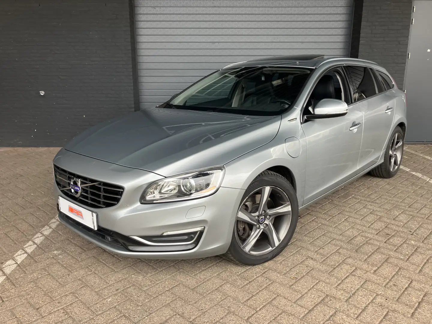 Volvo V60 2.4 D6 AWD Plug-In Hybrid R-Design VOLL ! Šedá - 2