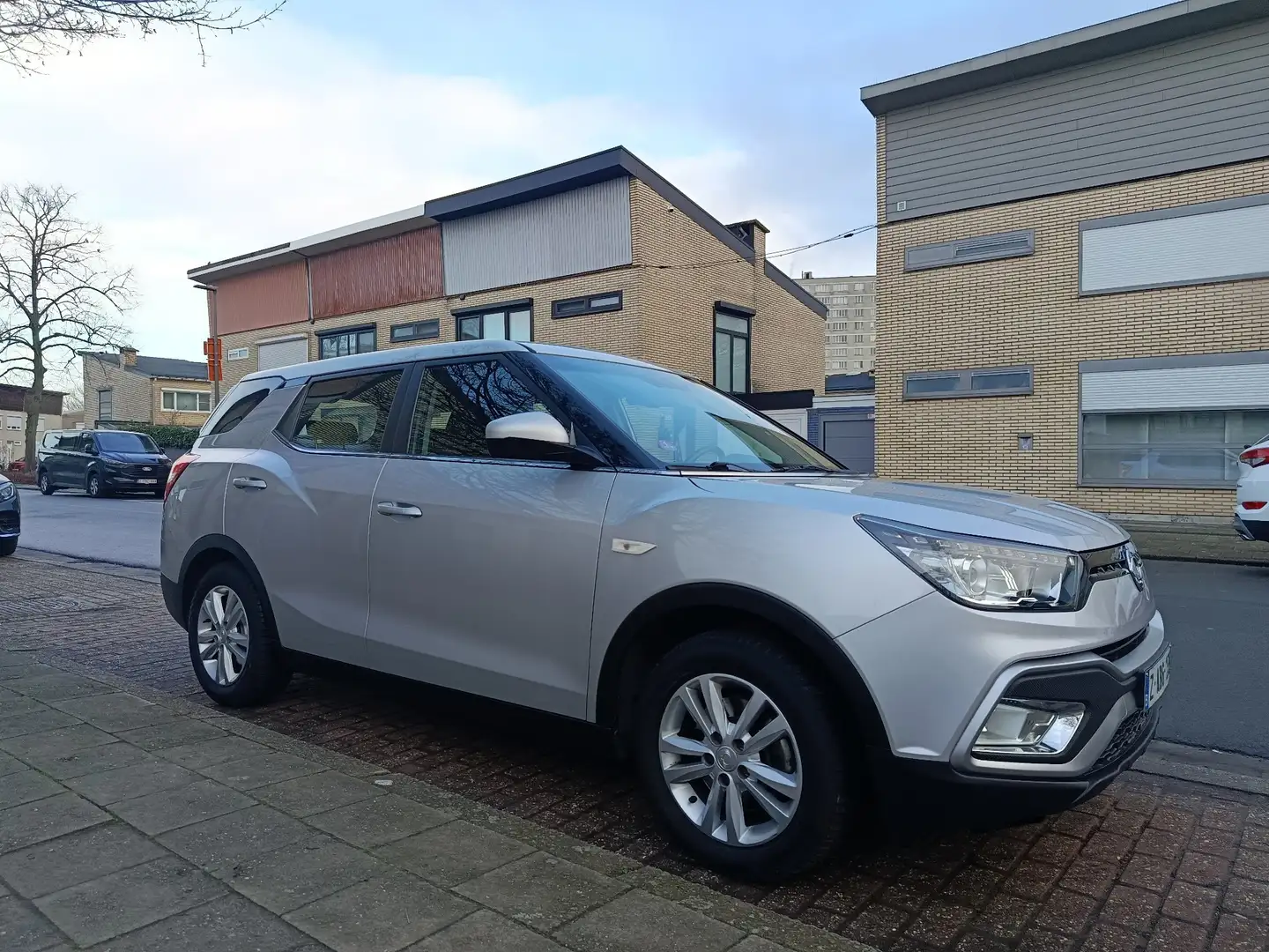 SsangYong XLV e-XGi 160 2WD Start/Stop Quartz Grau - 2