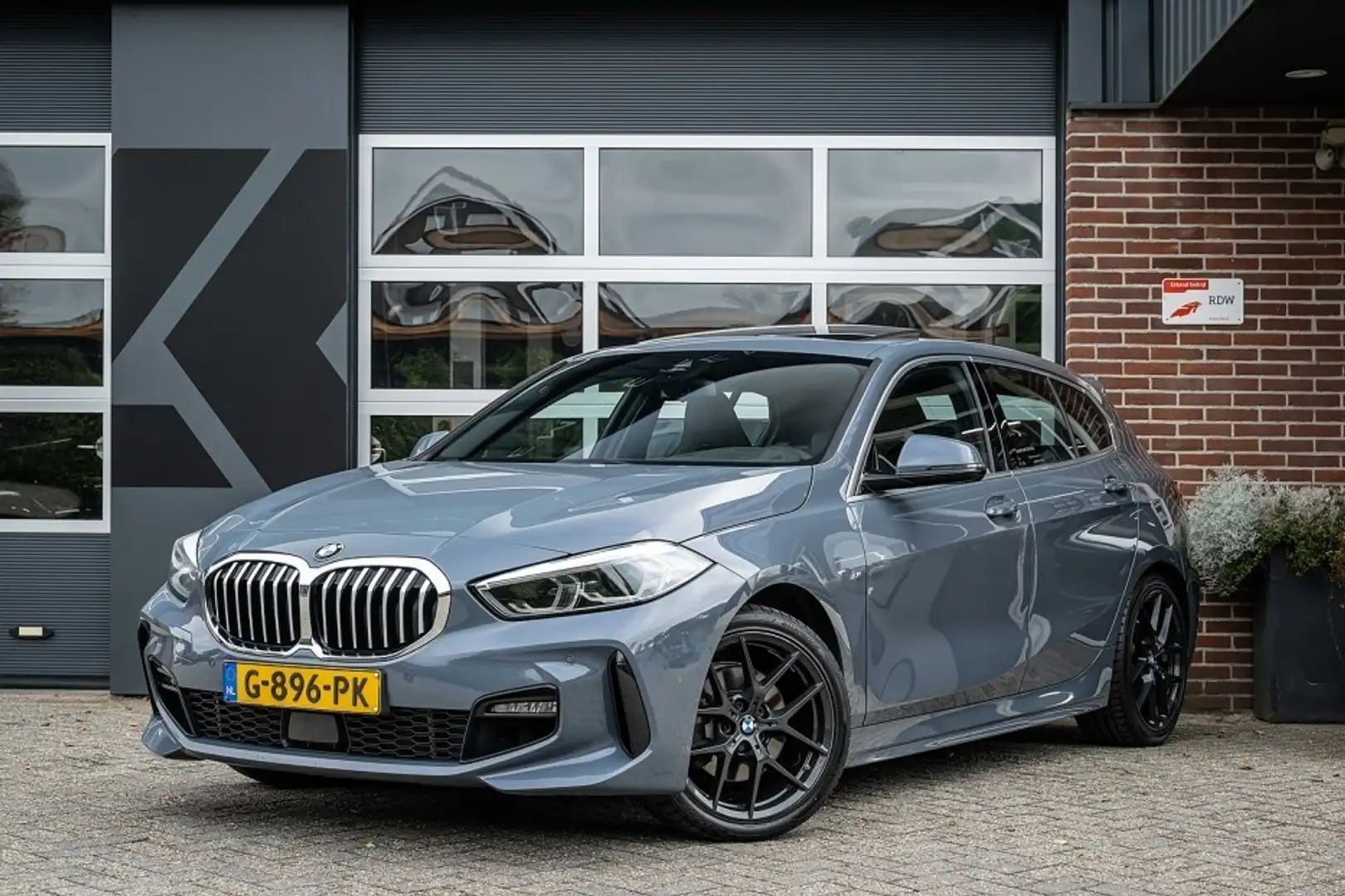 BMW 118 118i Executive Edition | M-Sport | Panorama | Head Grijs - 1