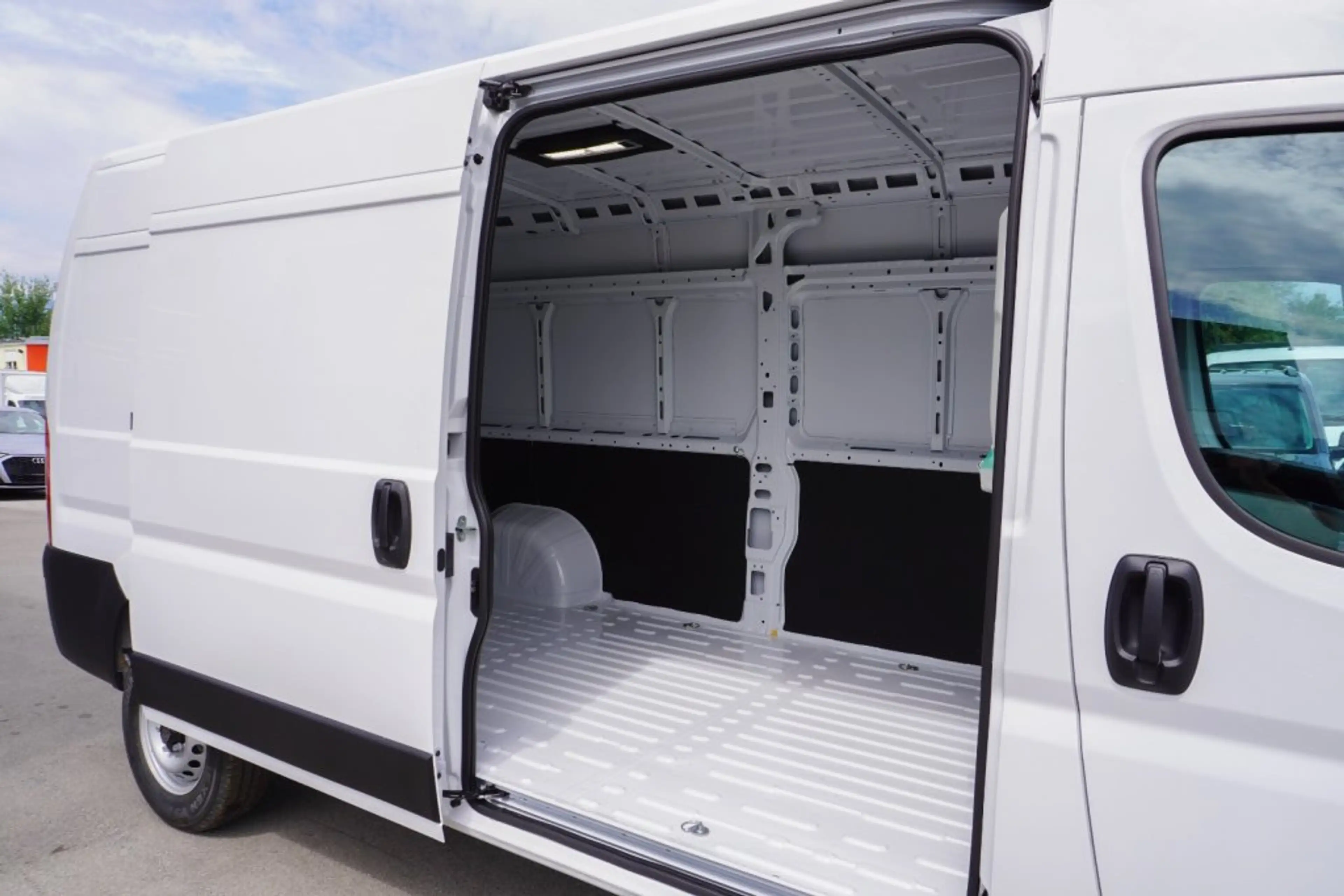 Peugeot Boxer KW L3H2 3.5T Heavy Diesel 140 Automatik — photo 11