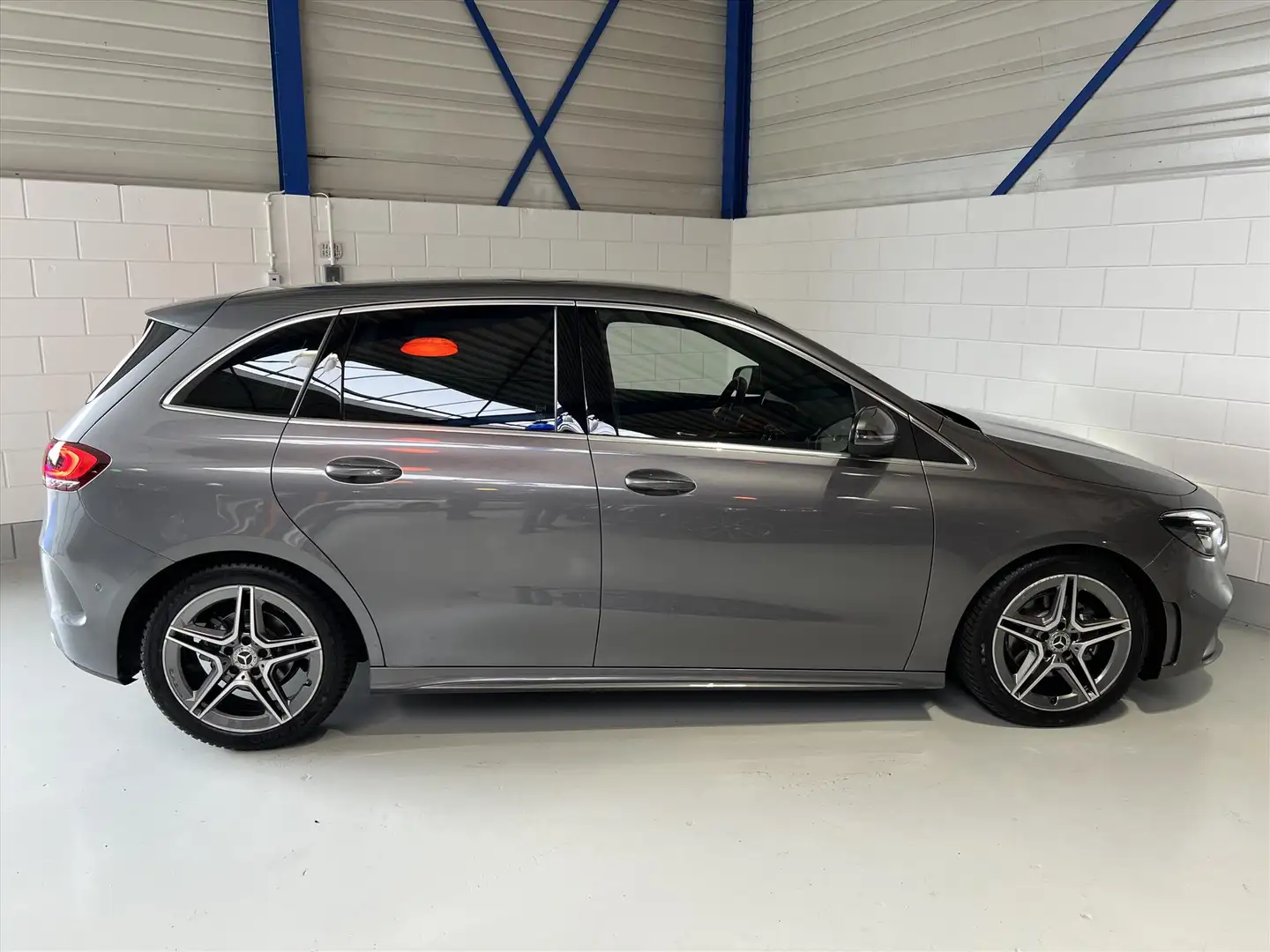 Mercedes-Benz B 180 B180 136PK AUT, AMG Line, Camera, 37DKM NAP Grijs - 2