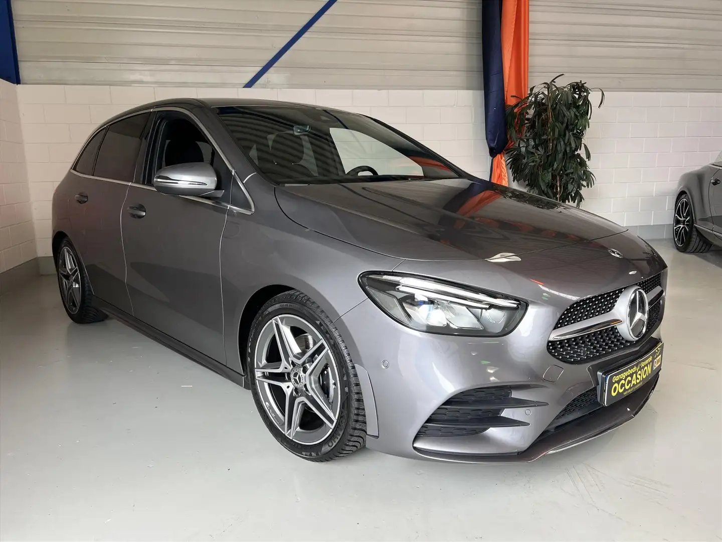 Mercedes-Benz B 180 B180 136PK AUT, AMG Line, Camera, 37DKM NAP Grijs - 1
