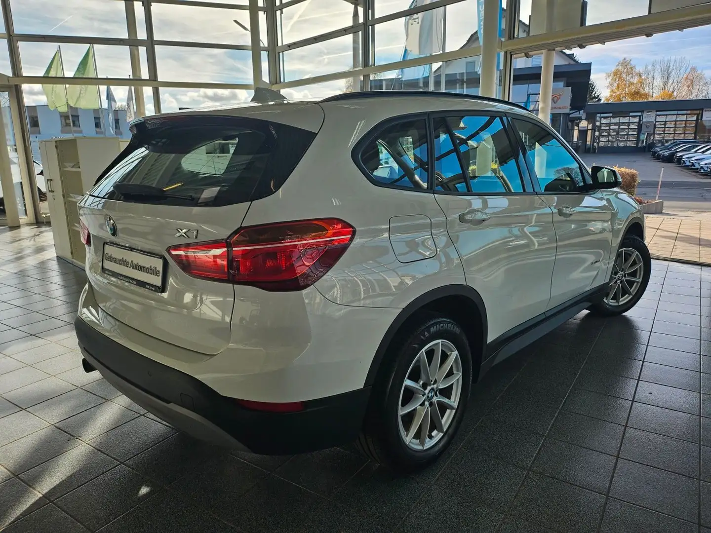 BMW X1 sDrive 18 i Advantage Blanc - 2