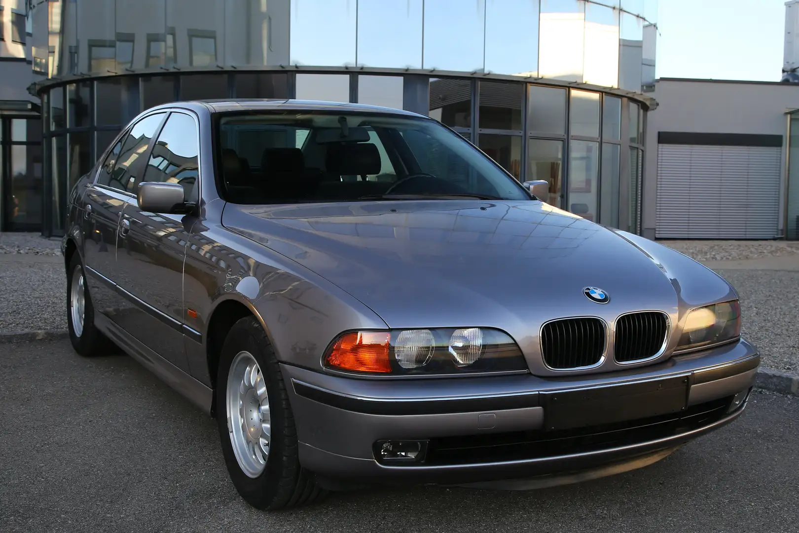 BMW 520 5er Srebrny - 1