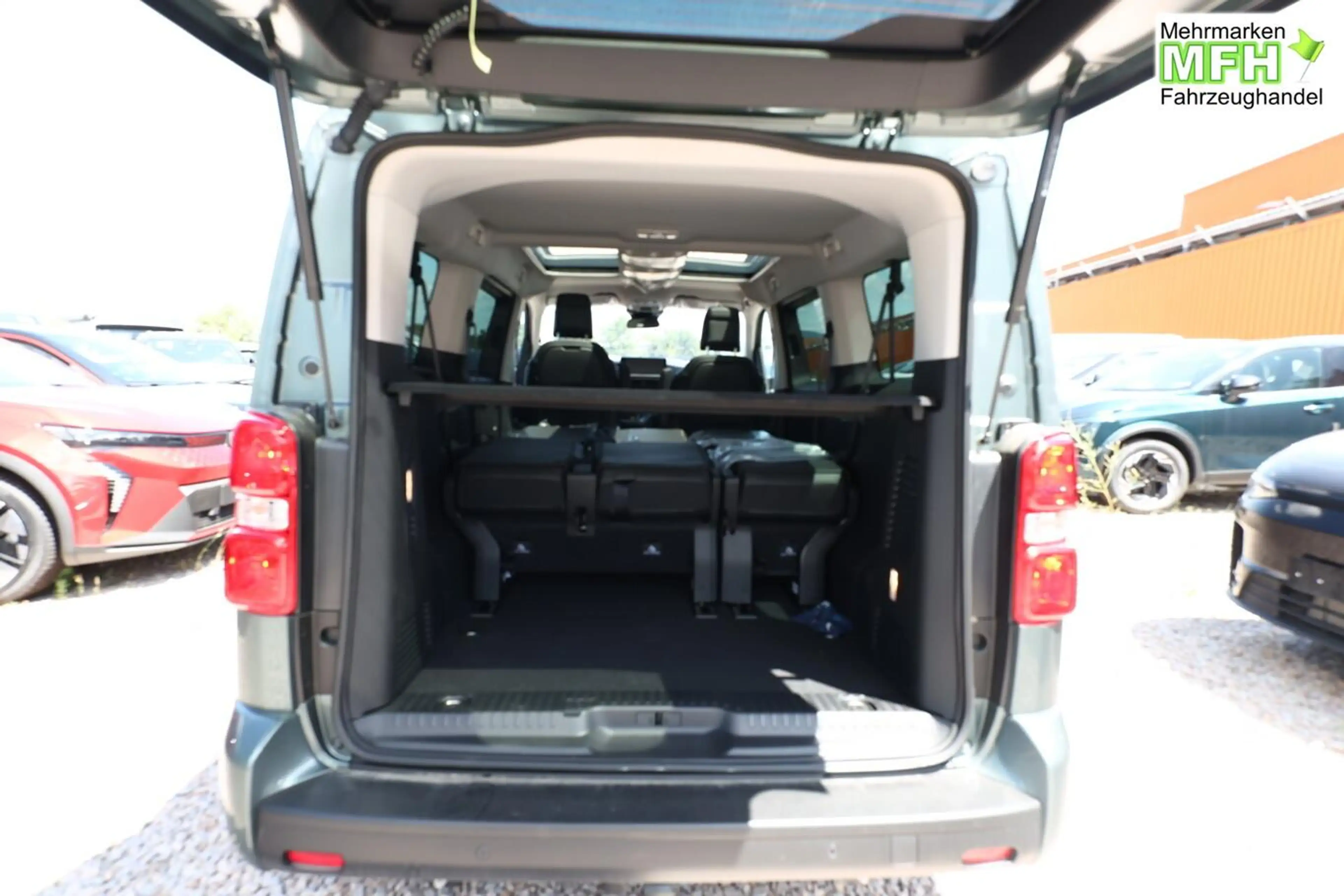 Peugeot Traveller Allure L3 Pano Nav AHK Massage SHZ BT 130 kW (1... — photo 10
