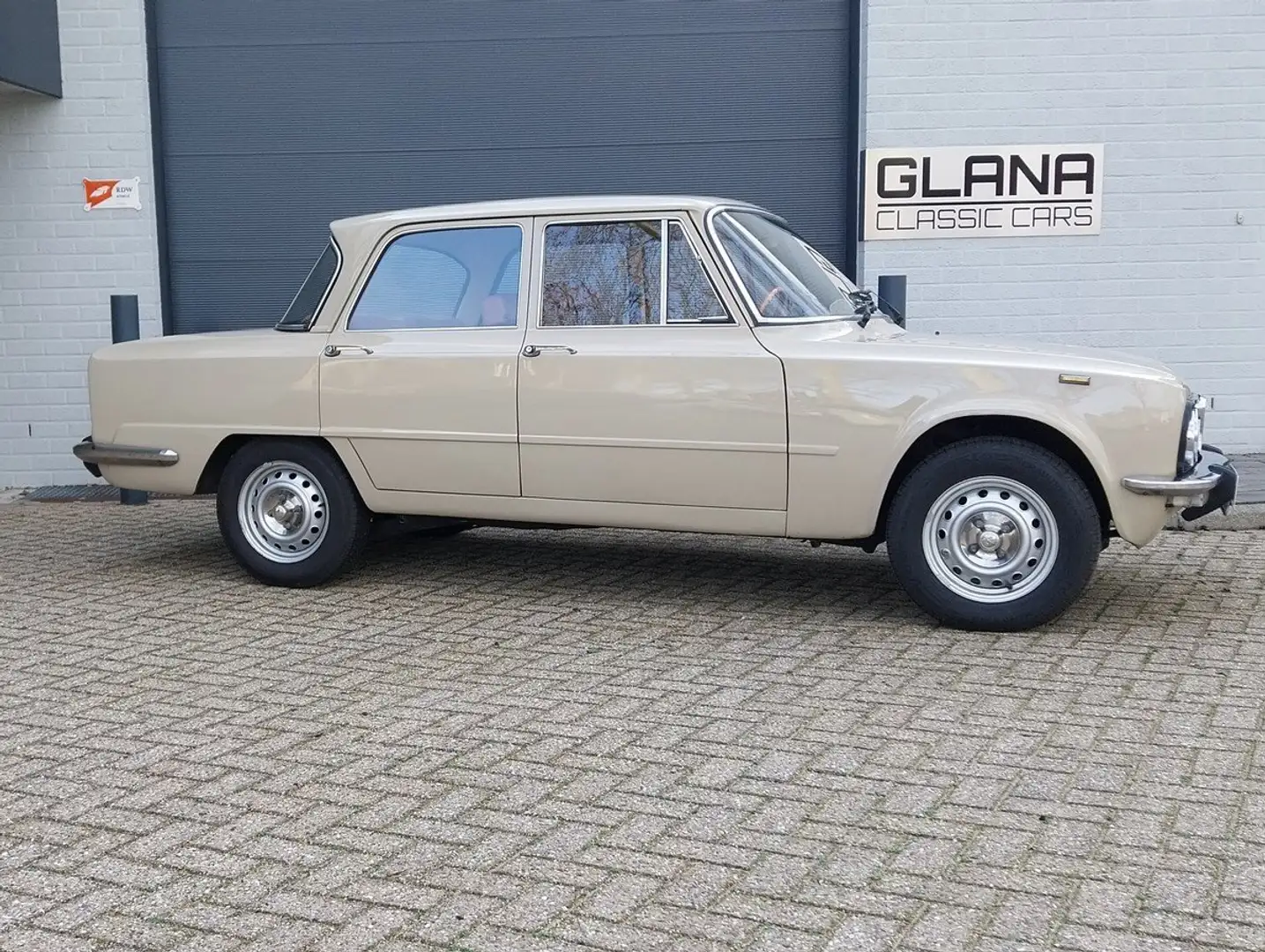 Alfa Romeo Giulia Nuova Super 1300 Beige - 1