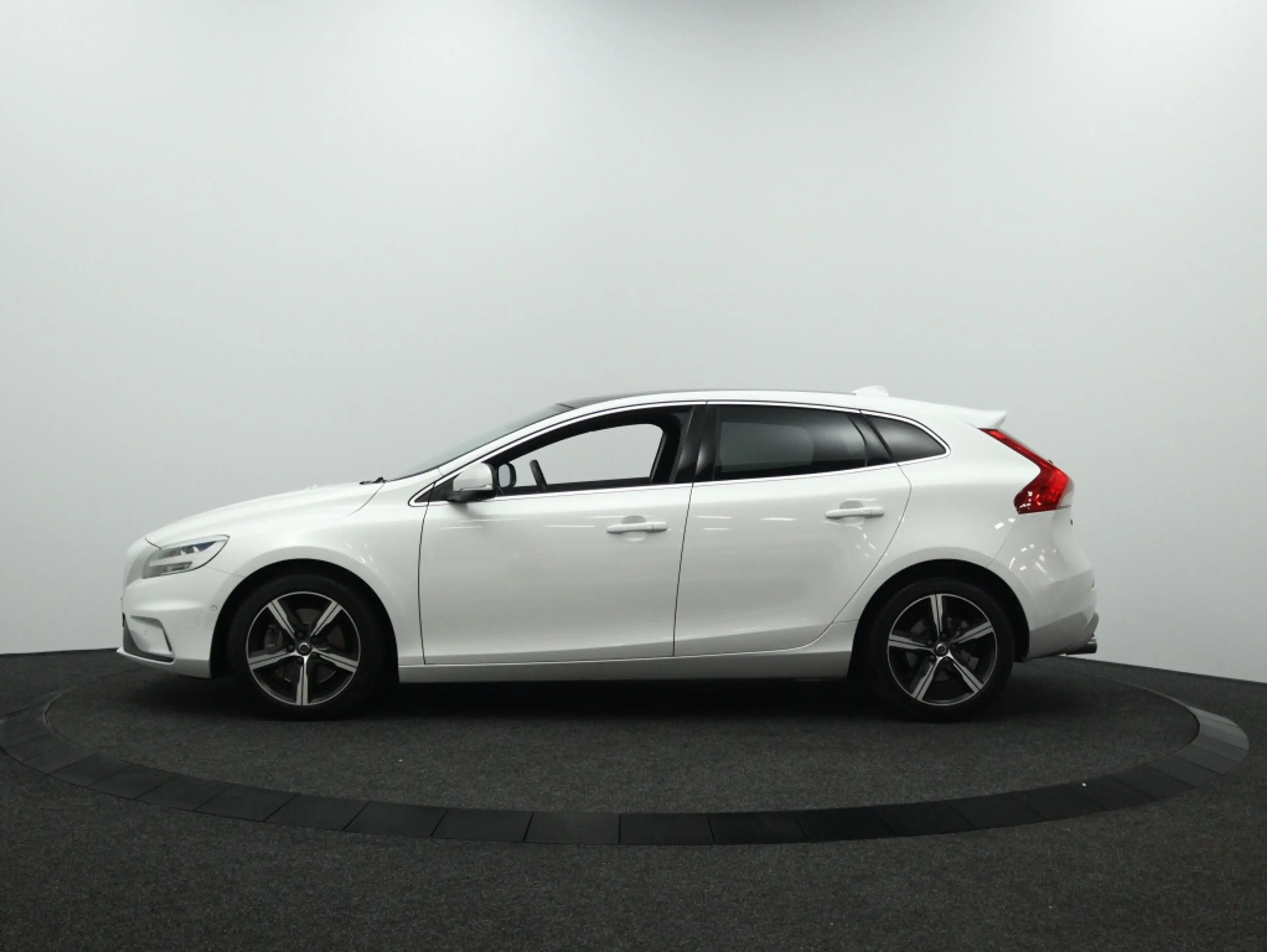 Volvo V40 1.5 T3 Polar+ Sport | Navigatie | StoelVerwarming — photo 13