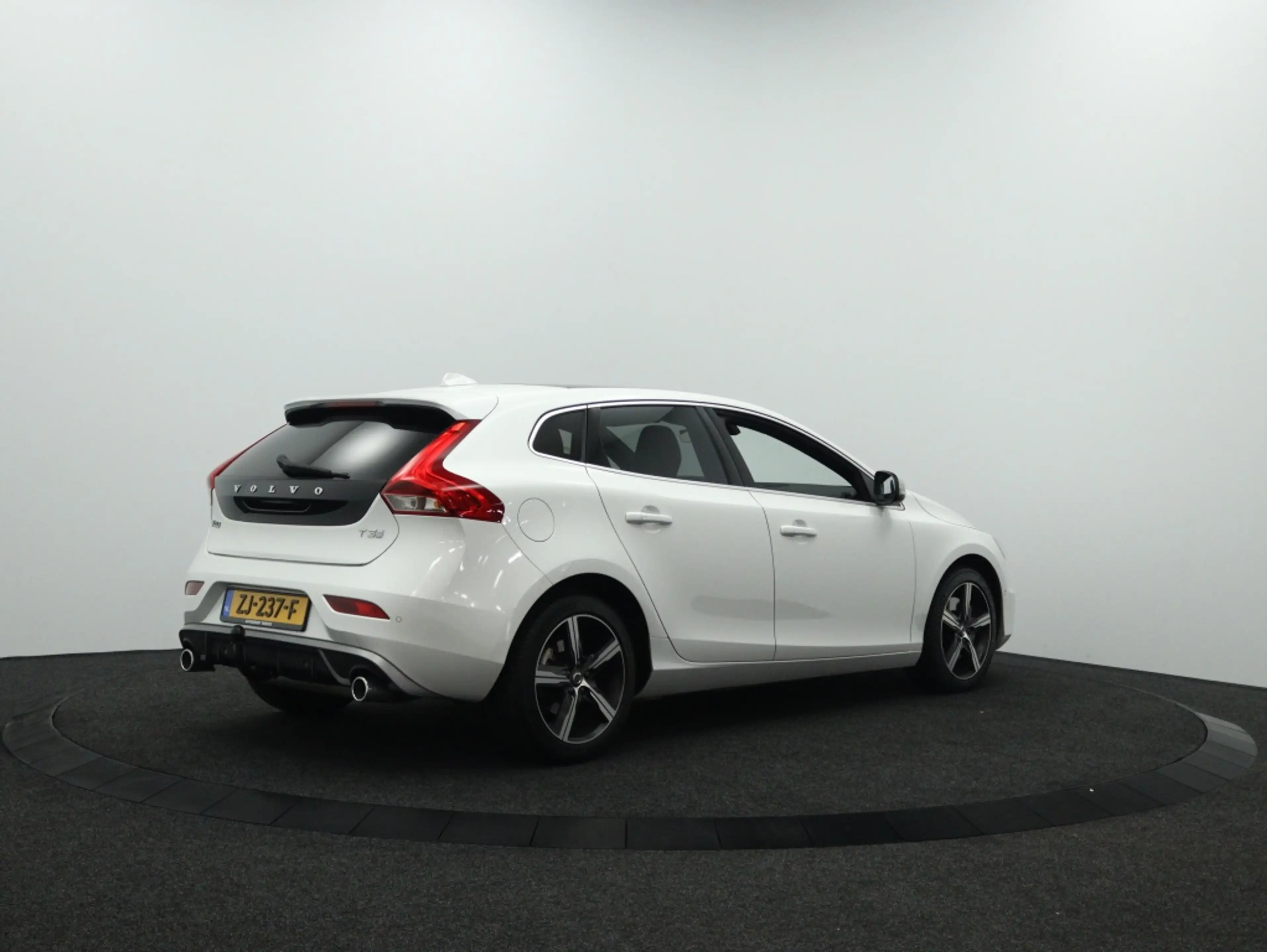 Volvo V40 1.5 T3 Polar+ Sport | Navigatie | StoelVerwarming — photo 2