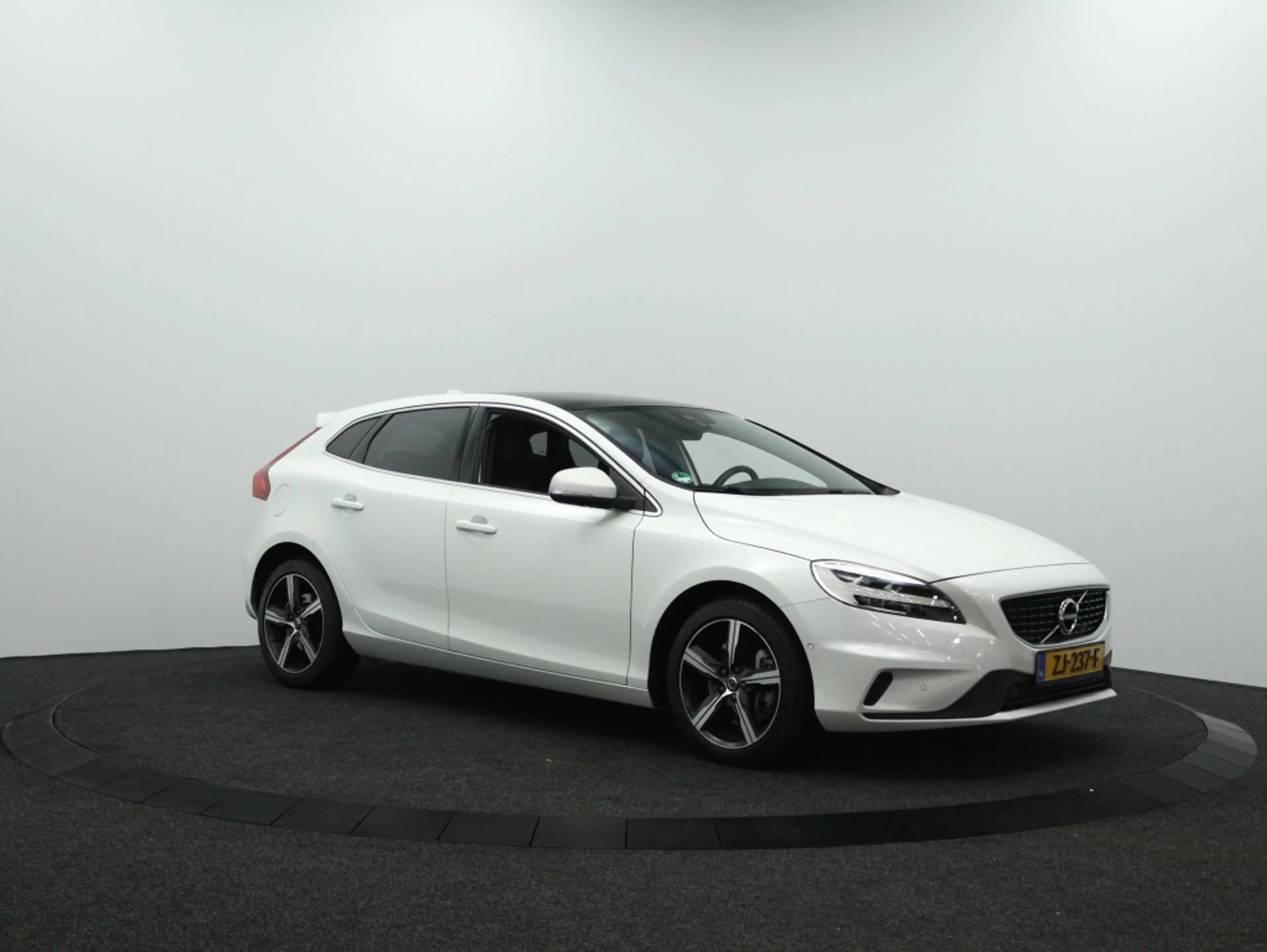 Volvo V40 1.5 T3 Polar+ Sport | Navigatie | StoelVerwarming — photo 8