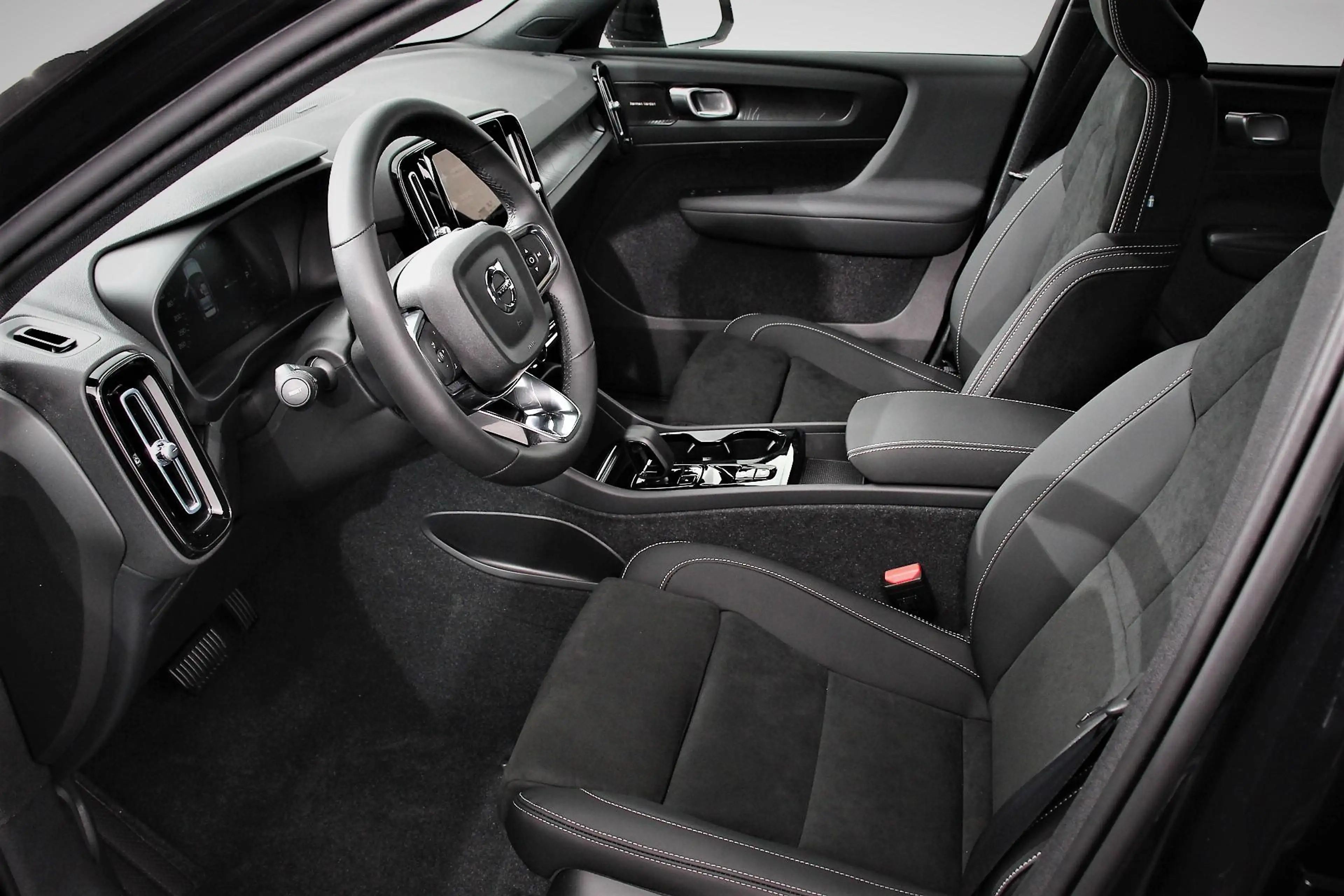 Volvo XC40 1.5 T5 Plug-in hybrid Ultimate Dark Electrische Gl — photo 7