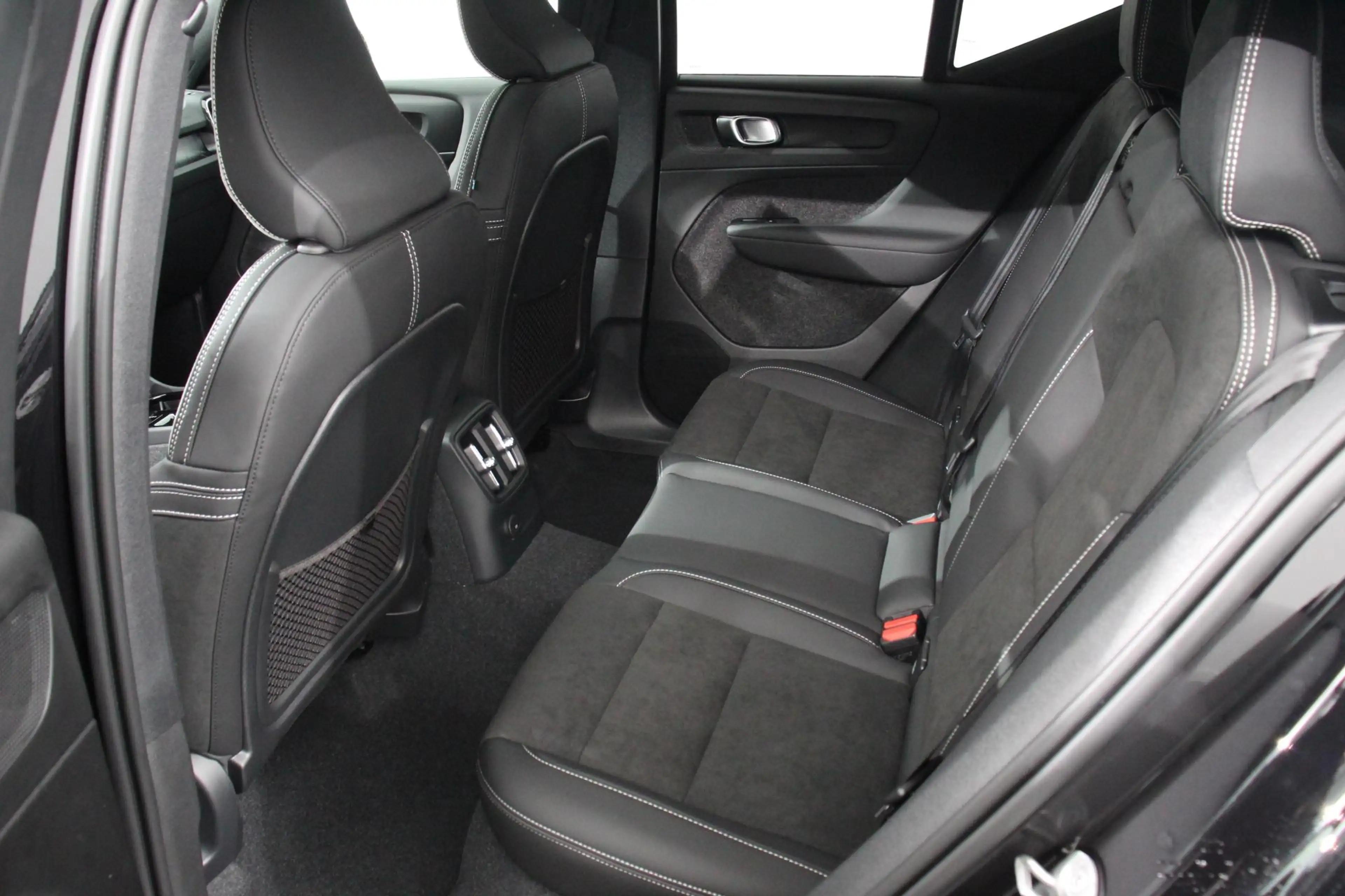 Volvo XC40 1.5 T5 Plug-in hybrid Ultimate Dark Electrische Gl — photo 9