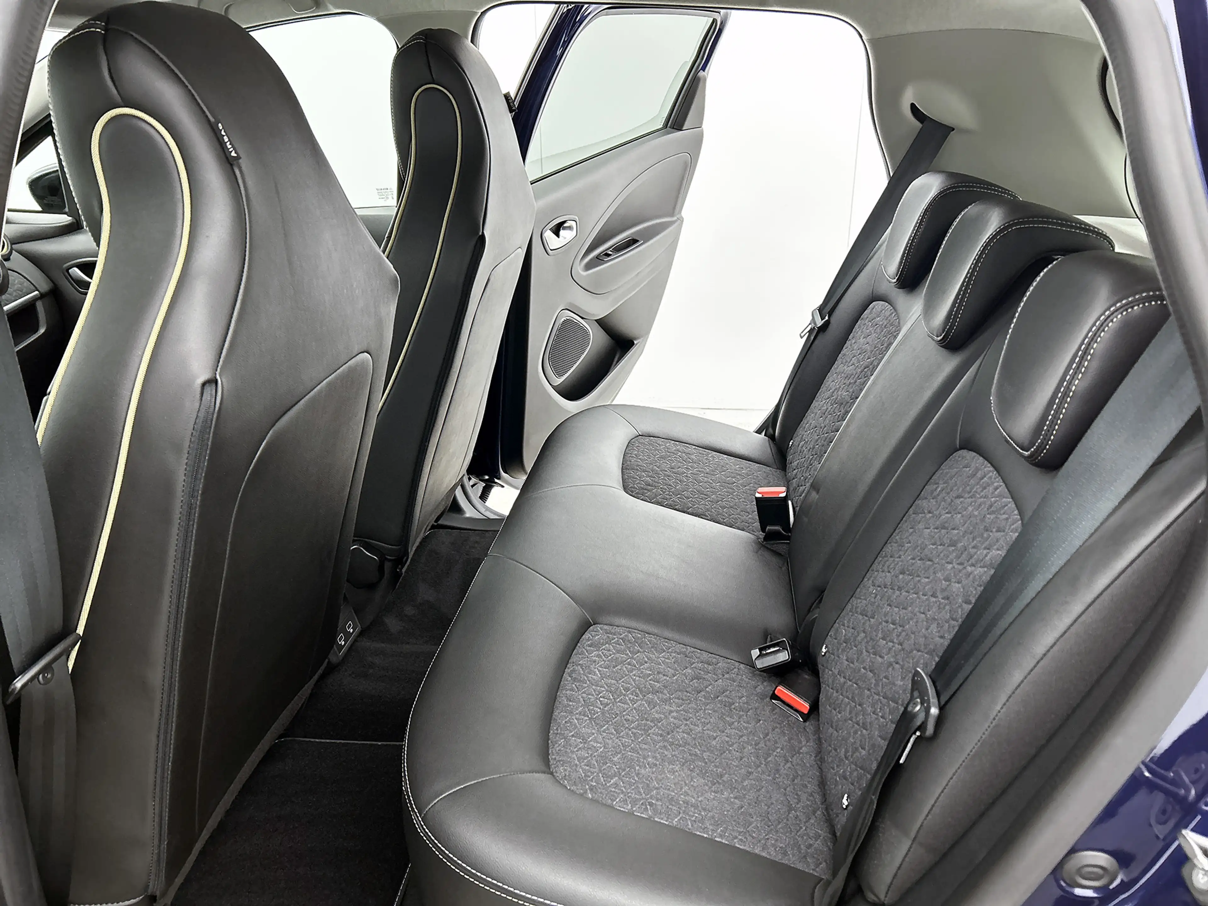 Renault ZOE R135 Iconic 52 kWh Camera, CarPlay, Bose — photo 31