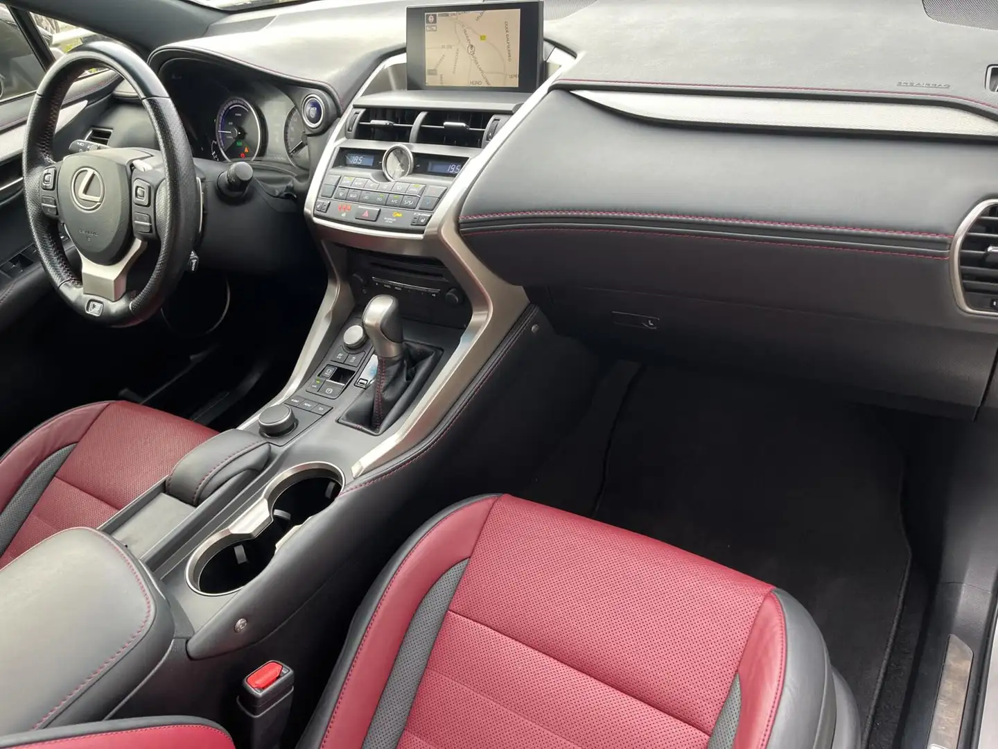 Lexus NX 300h AWD F-SPORT 197PK PANO+ACC+LEDER+TRIPPE LED Gris - 2