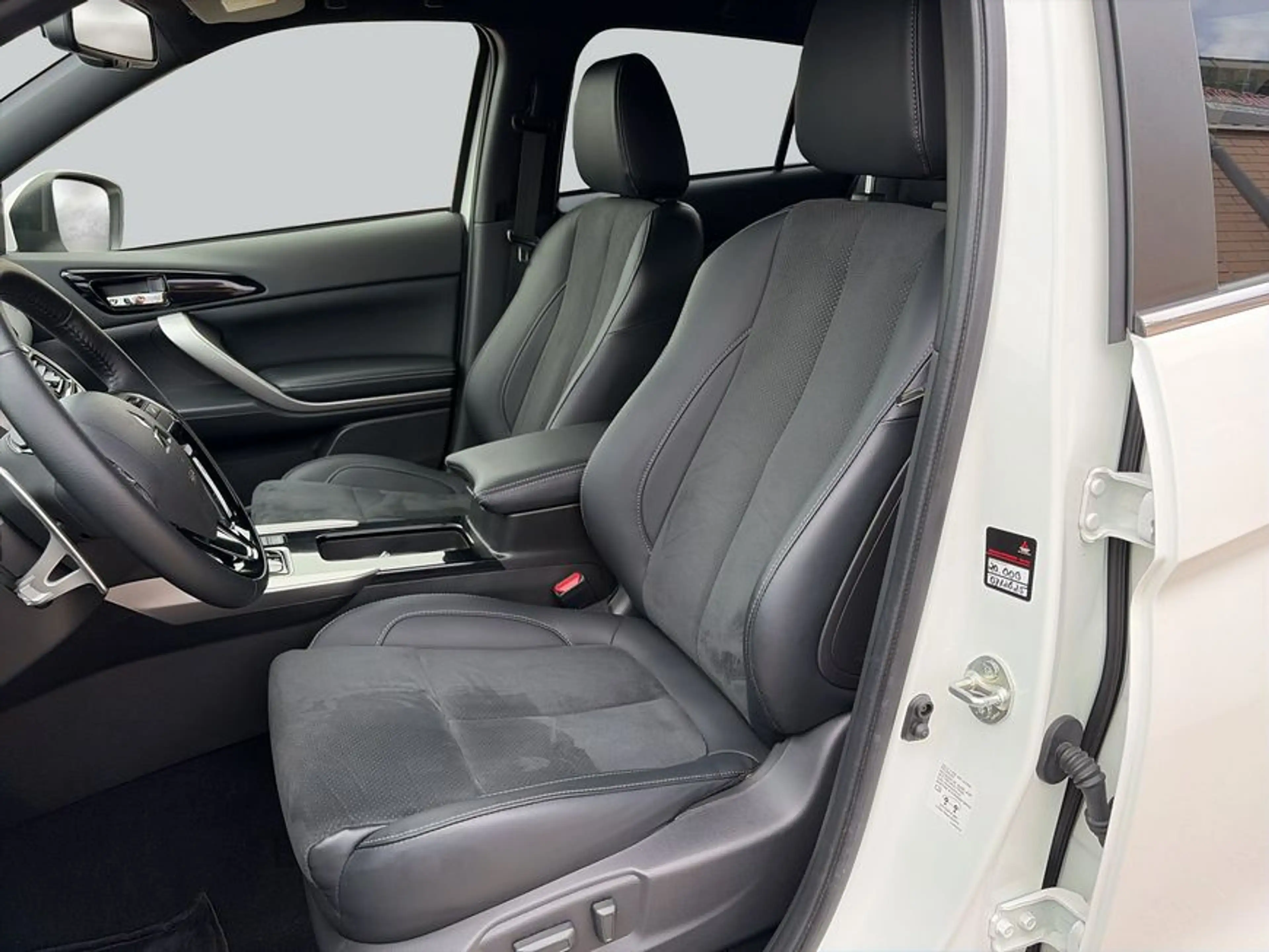 Mitsubishi Eclipse Cross Plug-In Hybrid 4WD Plus — photo 11