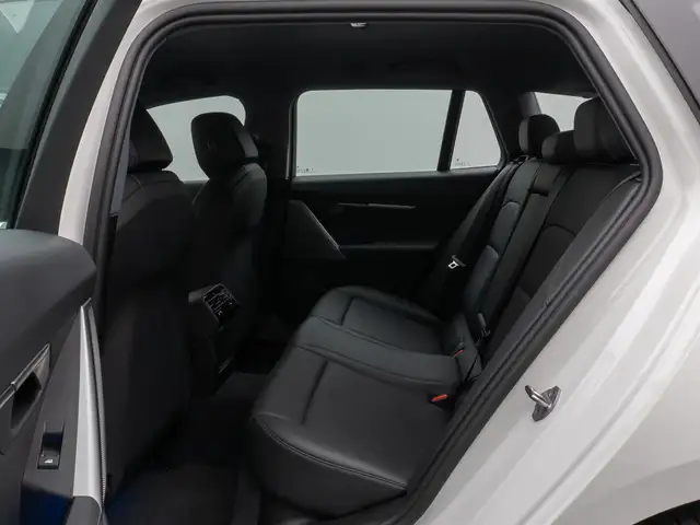 BMW 5 Series view 25