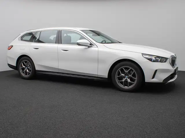 BMW 5 Series view 4