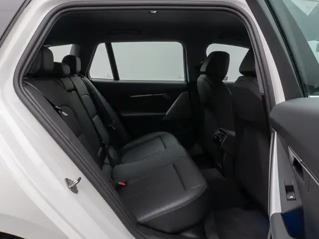 BMW 5 Series view 26