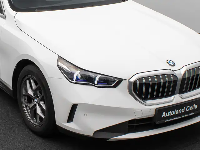 BMW 5 Series view 16