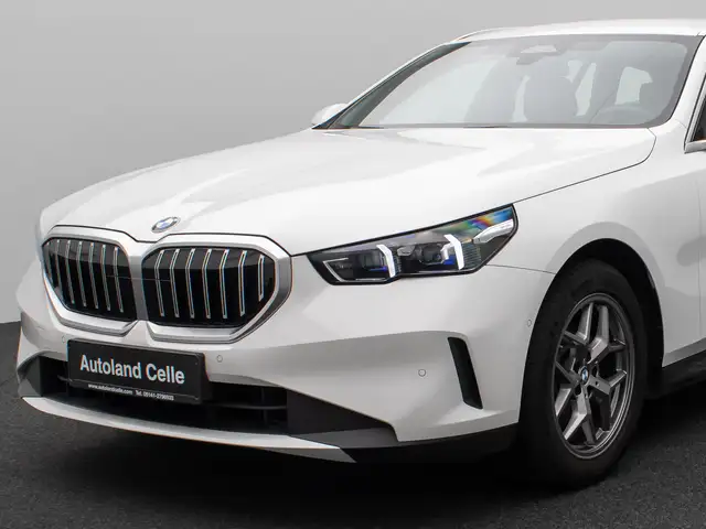 BMW 5 Series view 13