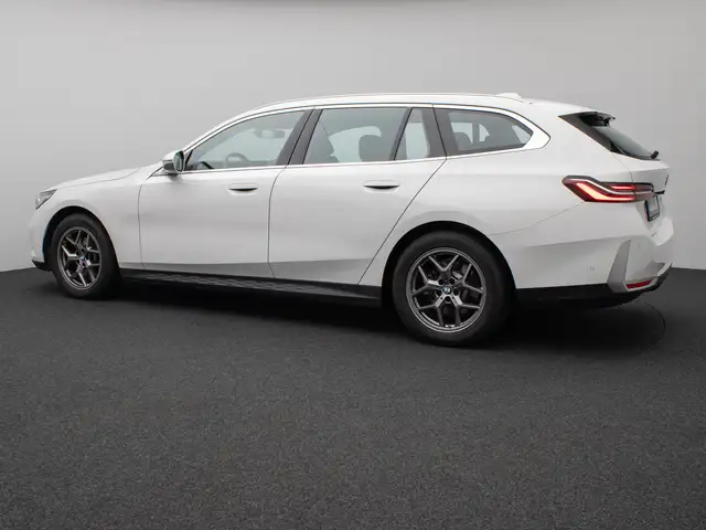 BMW 5 Series view 10