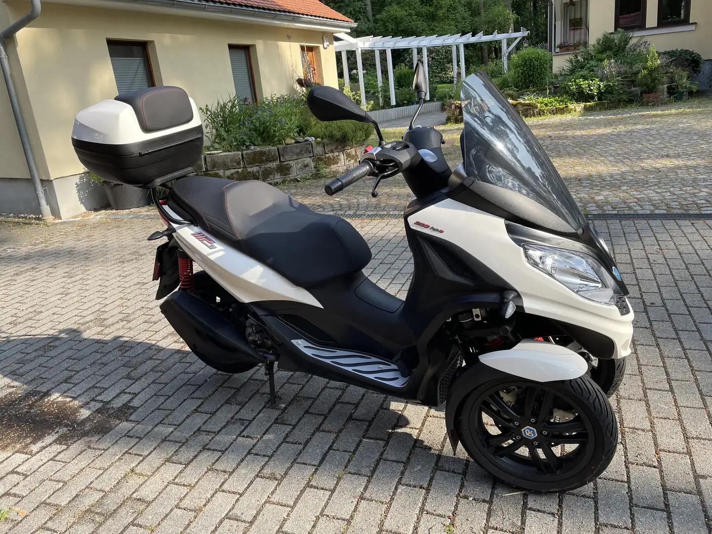 Piaggio MP3 300 Sport - 1