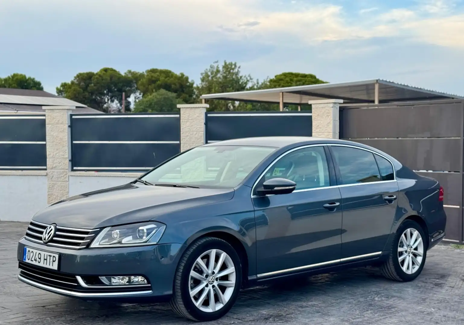 Volkswagen Passat 2.0TDI Highline BMT DSG Grijs - 2