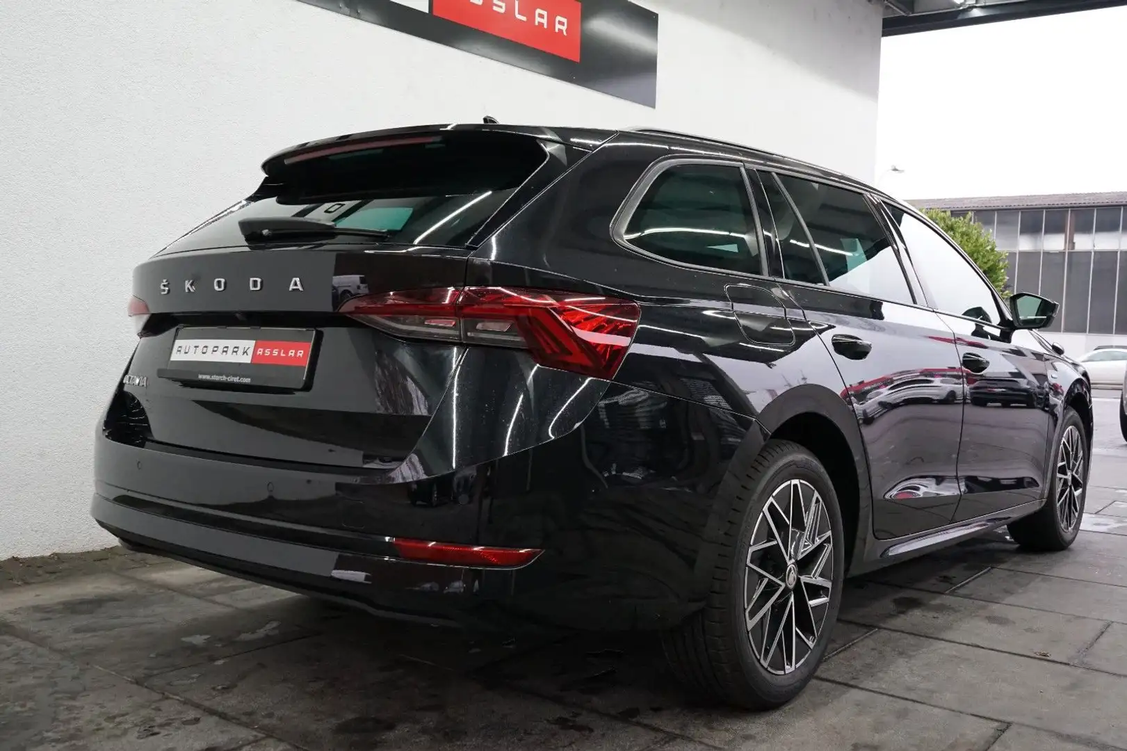 Skoda Octavia Combi Clever 2.0TDI DSG/PANO/VIRTUAL/CAM Noir - 2