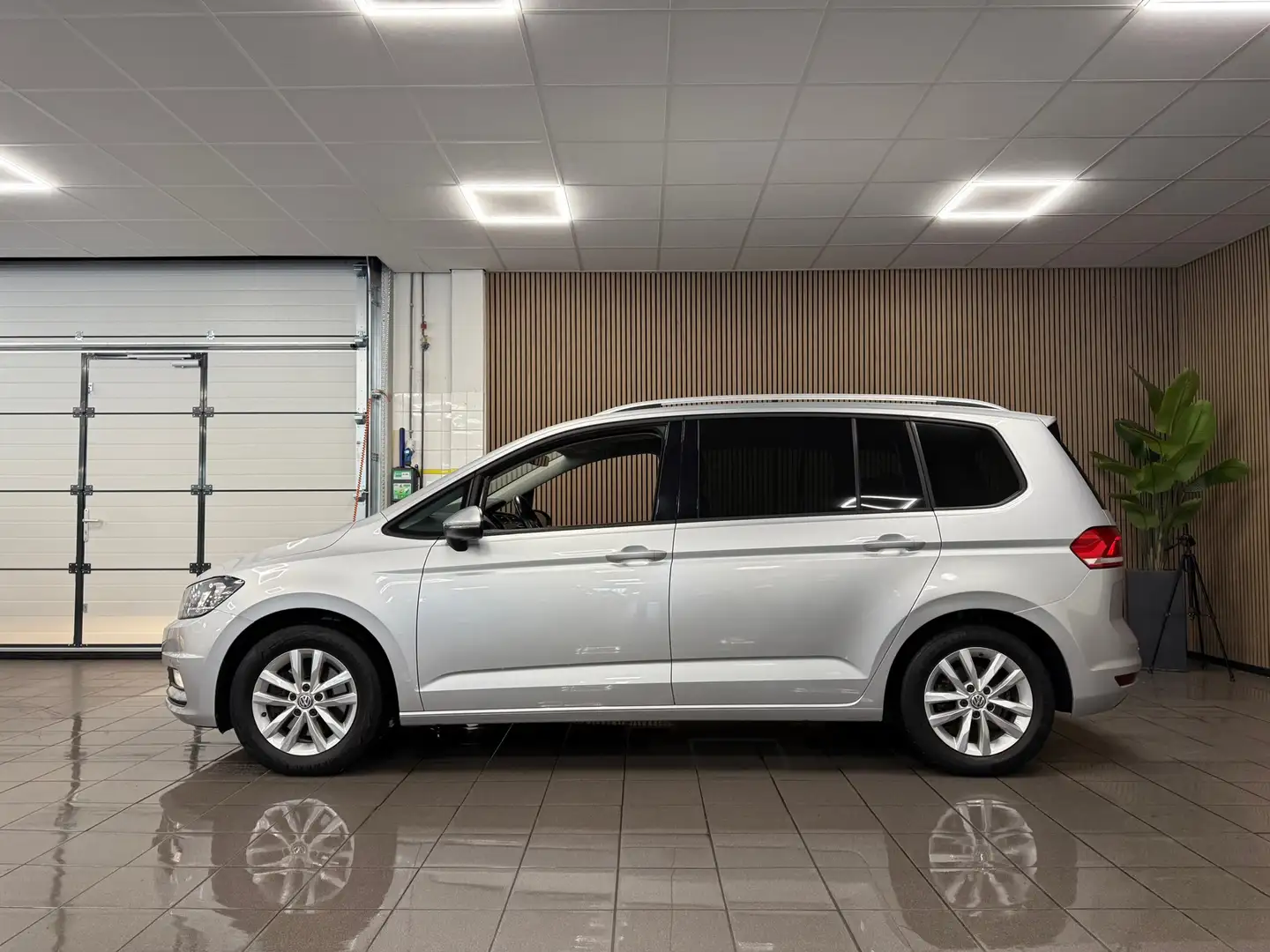 Volkswagen Touran 1.2 TSI Comfortline 7p * Trekhaak / 7 Persoons / N Grijs - 2