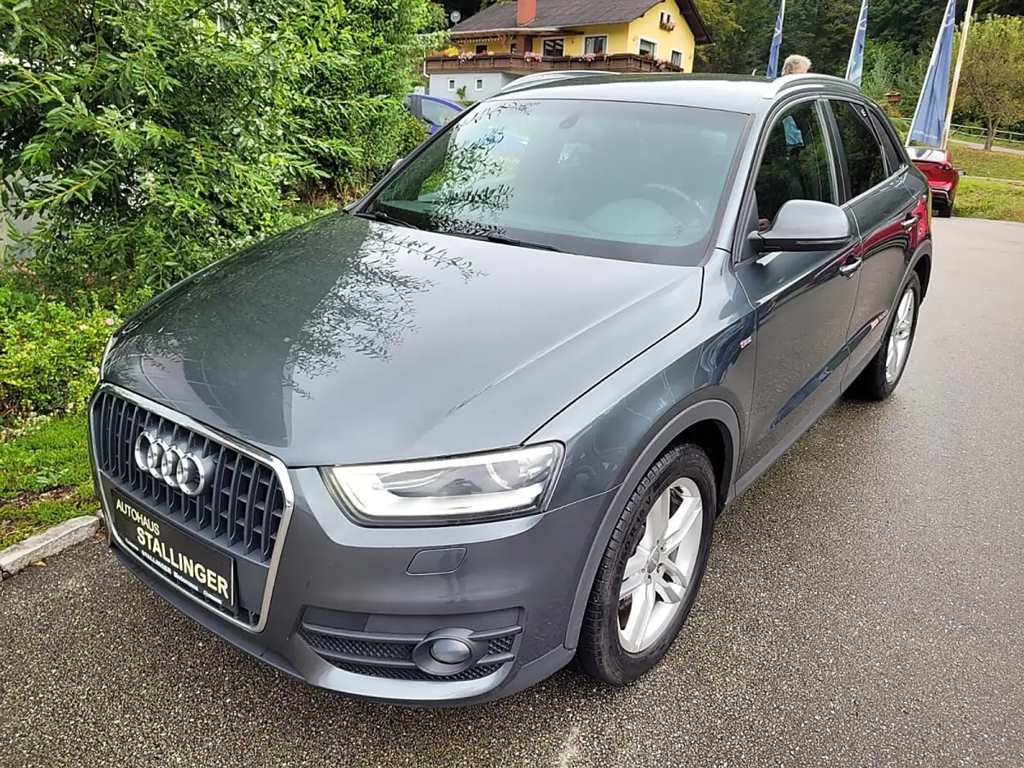 Audi Q3 2,0 TDI DPF Grau - 1