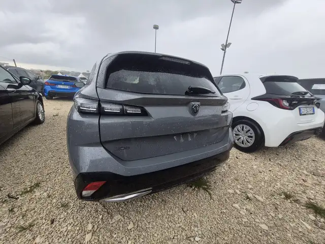 Peugeot 308 view 3
